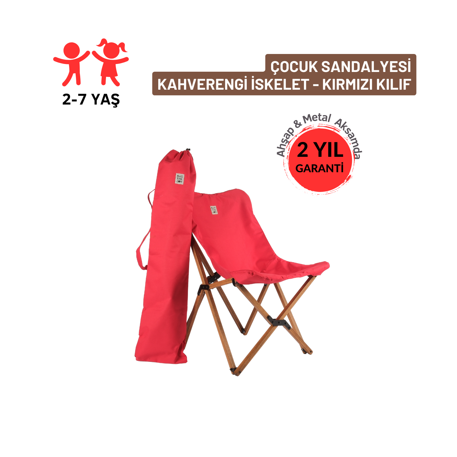 Beyaz zemin üzerinde, kahverengi ahşap çerçeveli ve kırmızı taşıma çantalı, kırmızı çocuk katlanır sandalyesi.