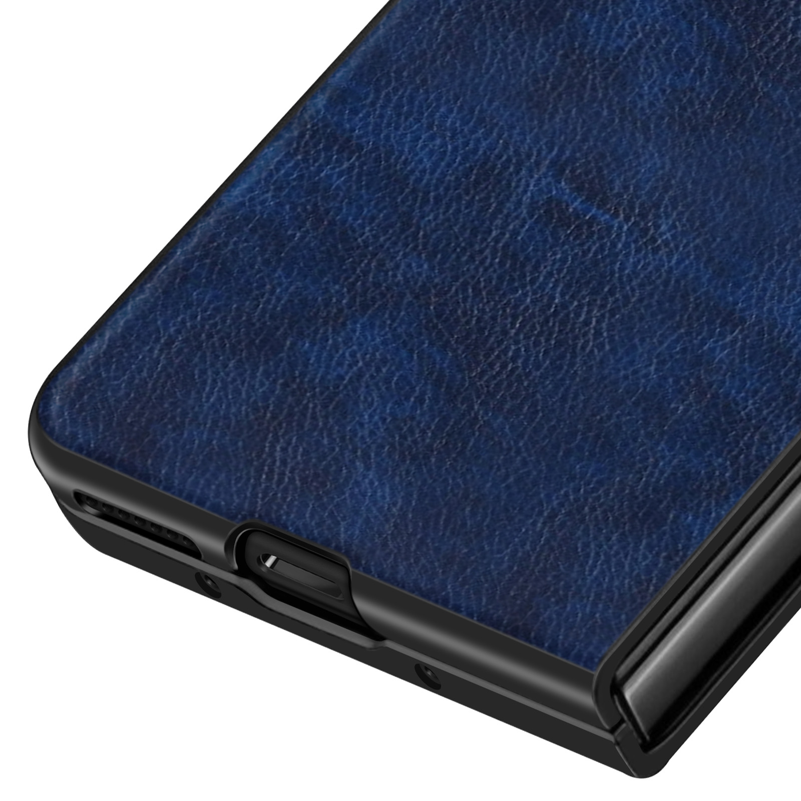 Close-up van een blauwe leren telefoonhoes. Zwarte rand, gedetailleerde textuur, en een deel van de rand van de telefoon zijn zichtbaar.