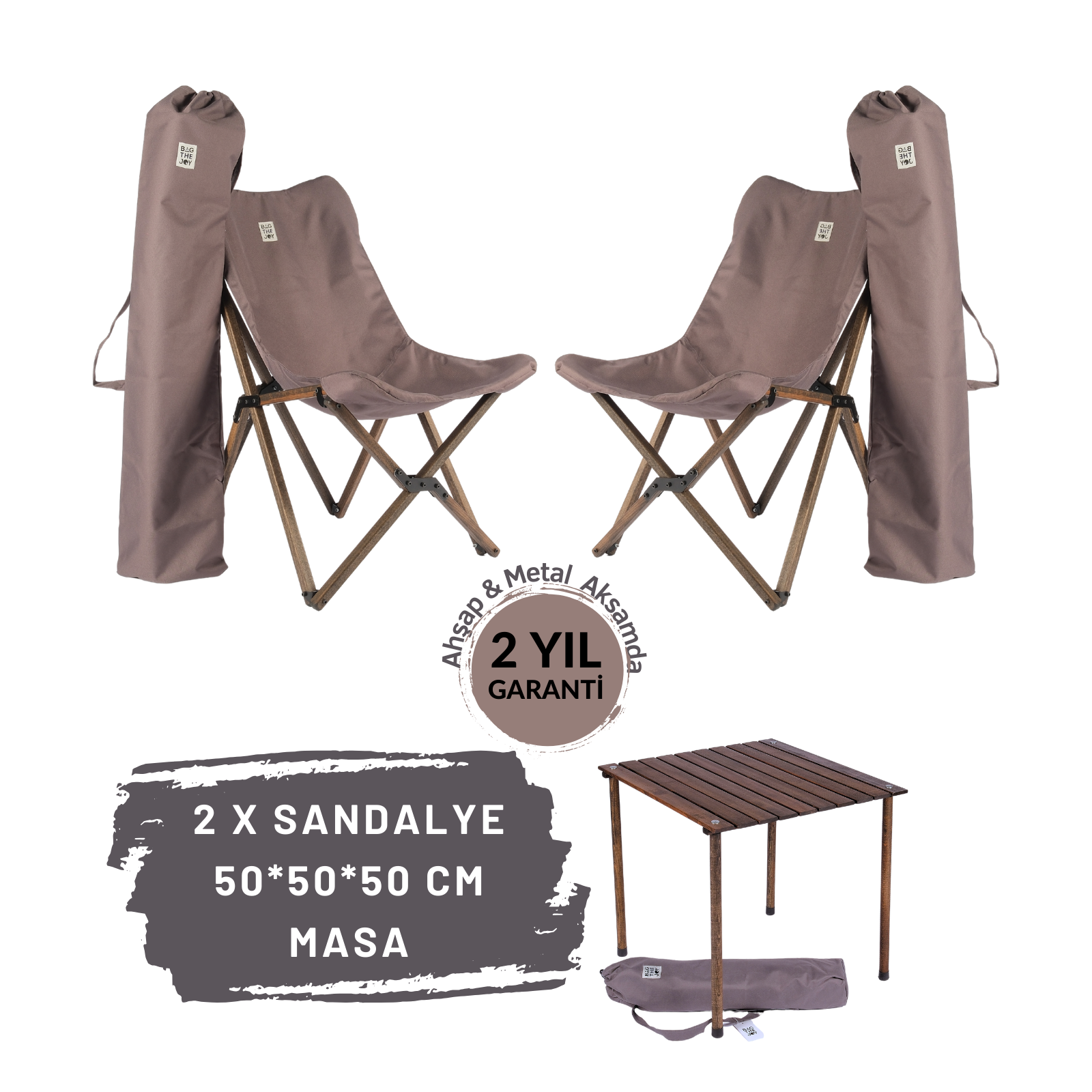 İki katlanır sandalye ve bir masa. Sandalyeler kahverengi, ahşap çerçeveli ve taşıma çantalıdır. Masa kare, kahverengi ve ahşaptır.