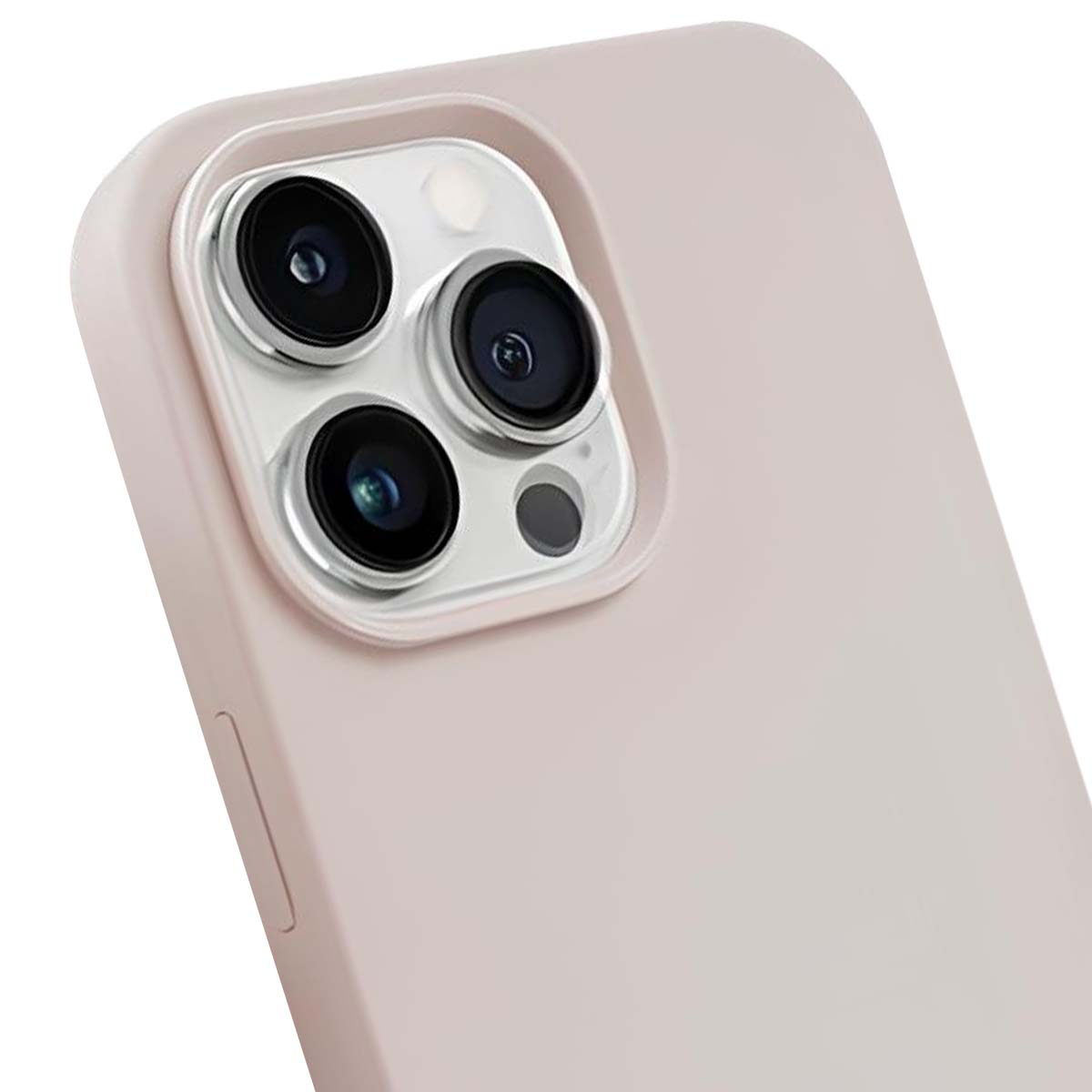 Primo piano di una custodia per telefono rosa chiaro con un modulo fotocamera. Il modulo ha tre obiettivi e un flash. La custodia ha un pulsante laterale.