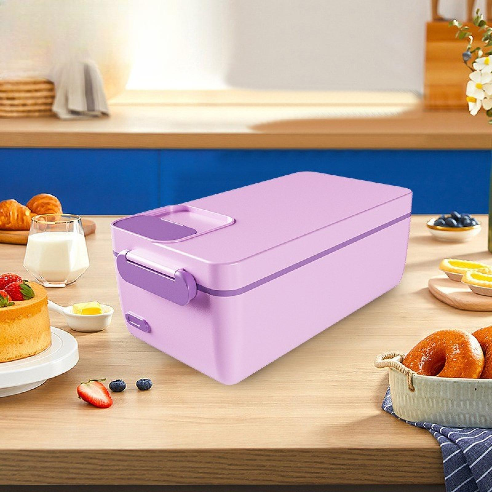 Eine lavendelfarbene Brotdose steht auf einem Holztisch mit Speisen. Der Hintergrund umfasst eine Küchentheke.