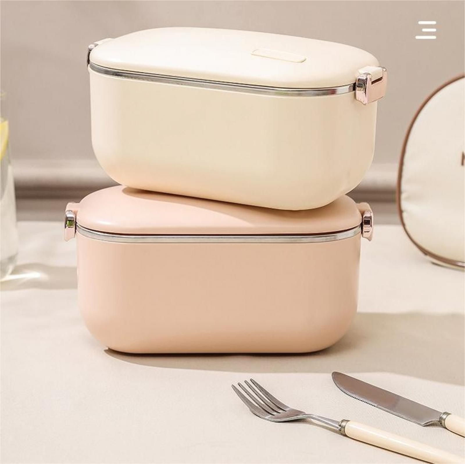 Zwei gestapelte Lunchboxen, beige und rosa, mit Gabel und Messer. Hintergrund enthält einen Behälter und ein paar Linien.
