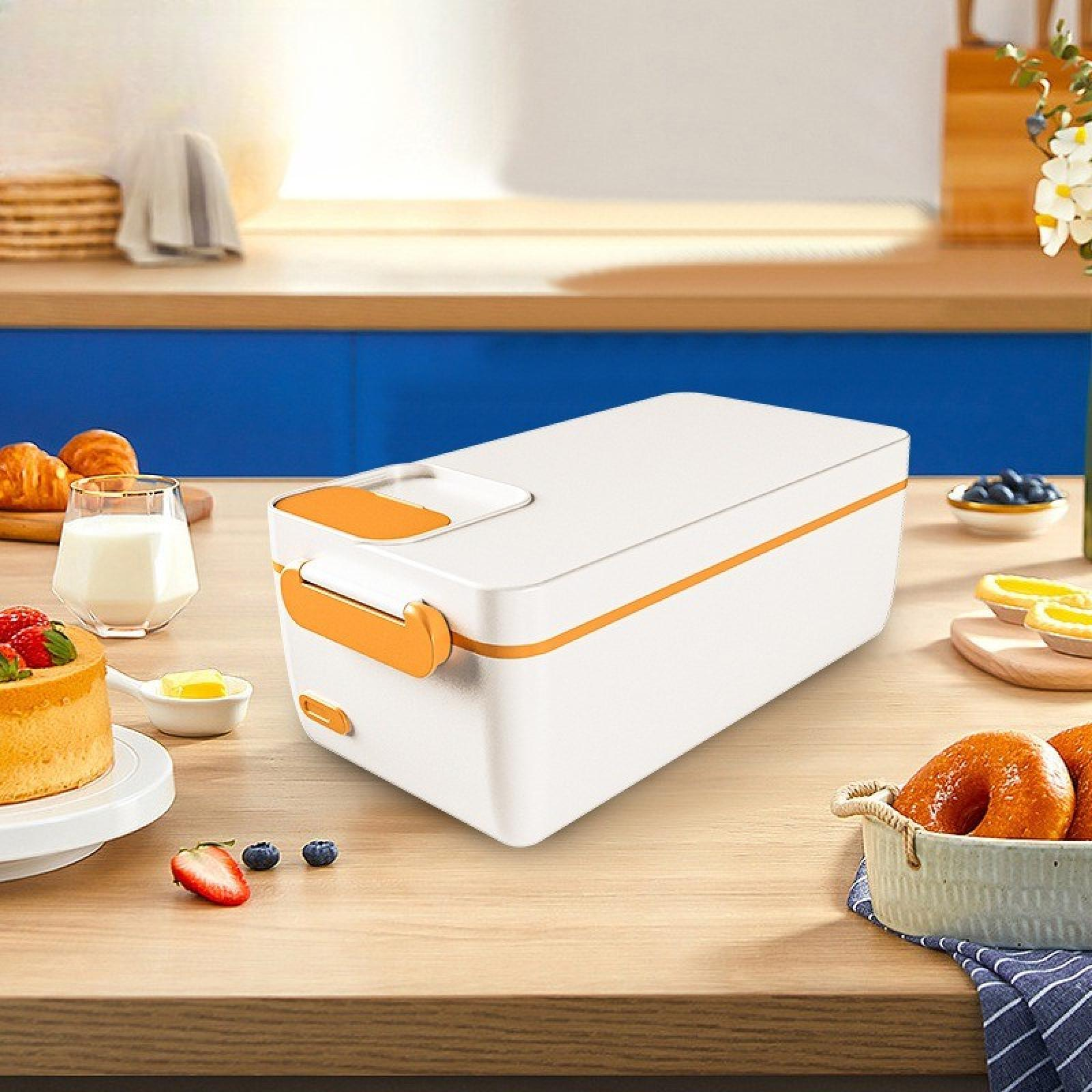 Weiße Brotdose mit orangefarbenen Akzenten auf einem Holztisch. Es gibt auch Lebensmittel wie Gebäck, Früchte und Getränke.