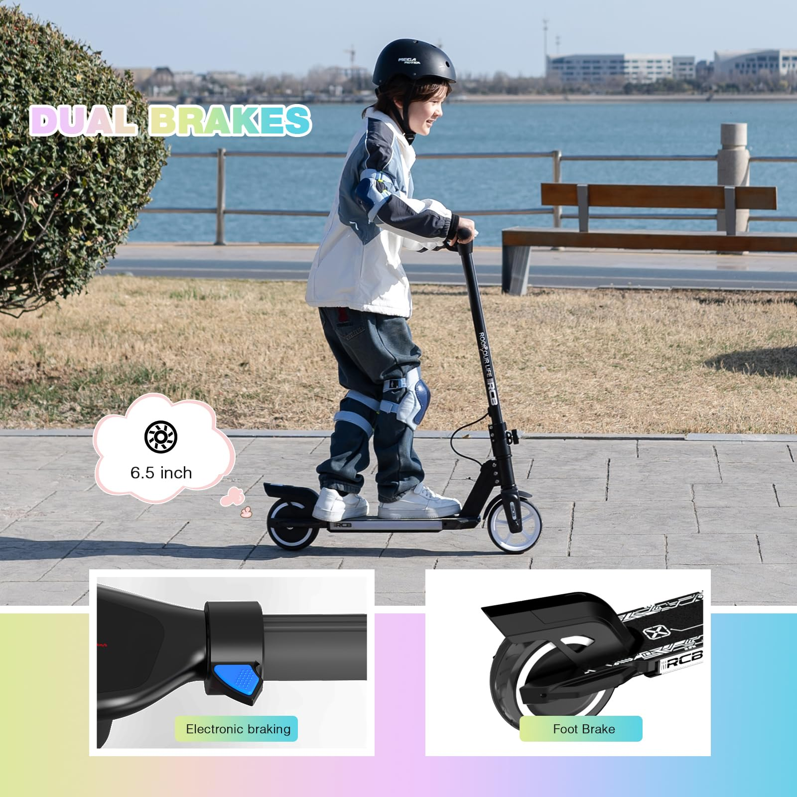 Un enfant monte un scooter noir avec deux freins. L'arrière-plan montre de l'eau et un banc.