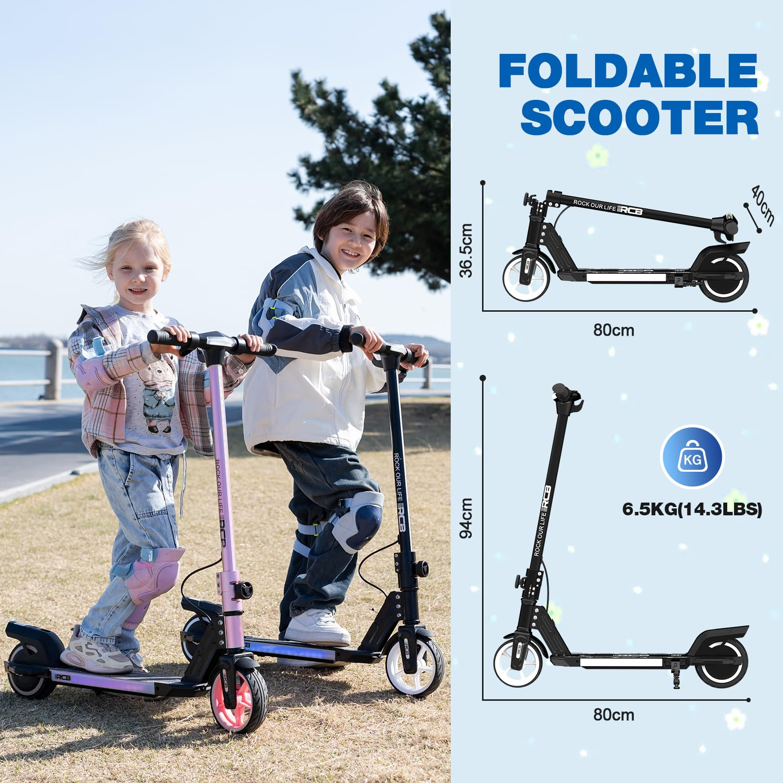 Deux enfants font du scooter sur l'herbe. Une trottinette rose et une noire. En arrière-plan, un arbre et des détails du scooter.