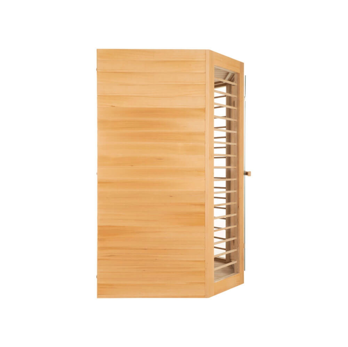 Eine Saunakabine aus Holz mit einer Glas- und Lamellentür. Die Wände sind aus hellem Holz, mit klarem Hintergrund.