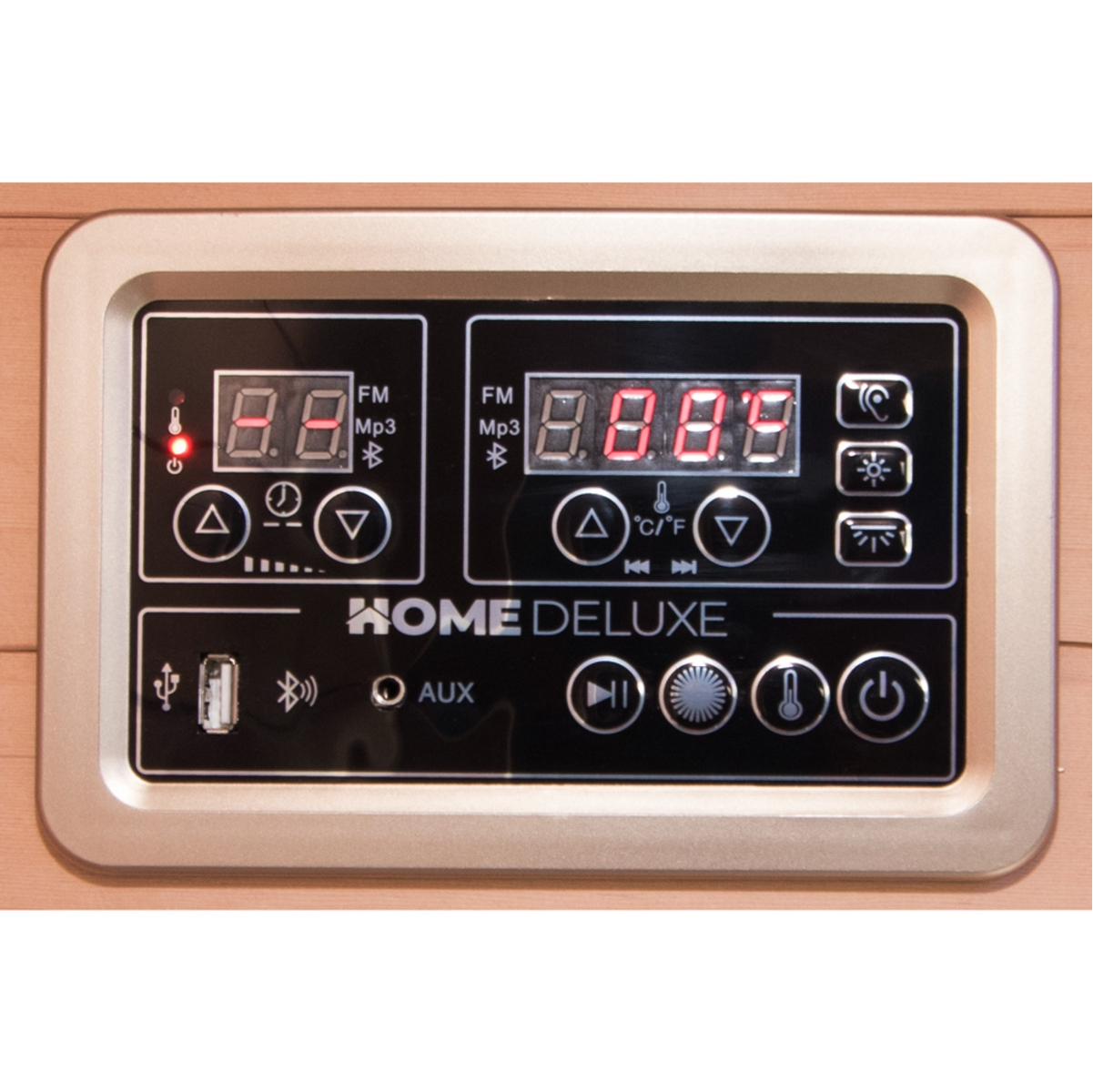 Ein Bedienfeld von Home Deluxe. Zeigt digitale Zahlen und Symbole an. Enthält Tasten für Strom, Licht und Temperatureinstellungen.