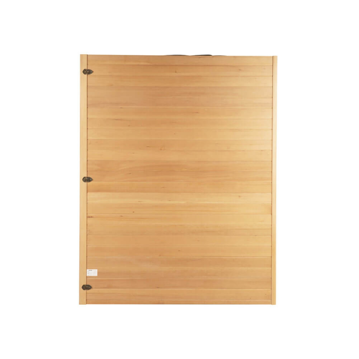 Eine Holztür mit horizontalen Brettern. Die Tür ist hellbraun mit Scharnieren und einem kleinen Etikett unten. Sie steht vor weißem Hintergrund.