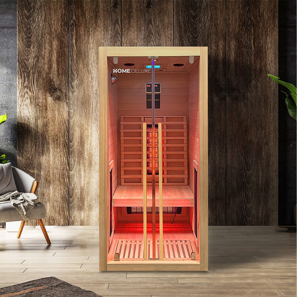 Eine Holzsauna mit roter Innenbeleuchtung. Die Tür ist geöffnet und zeigt Bänke und Heizelemente. Links steht ein Stuhl.