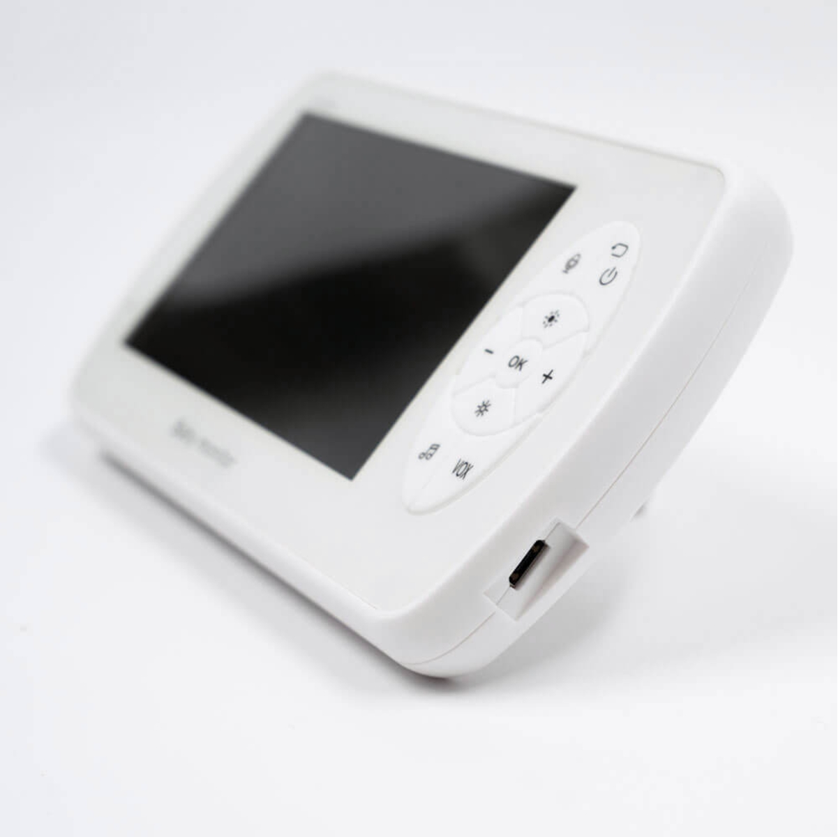 Ein weißer Babyphone mit schwarzem Bildschirm und Steuertasten wird gezeigt. Es hat einen Ladeanschluss. Der Hintergrund ist weiß.