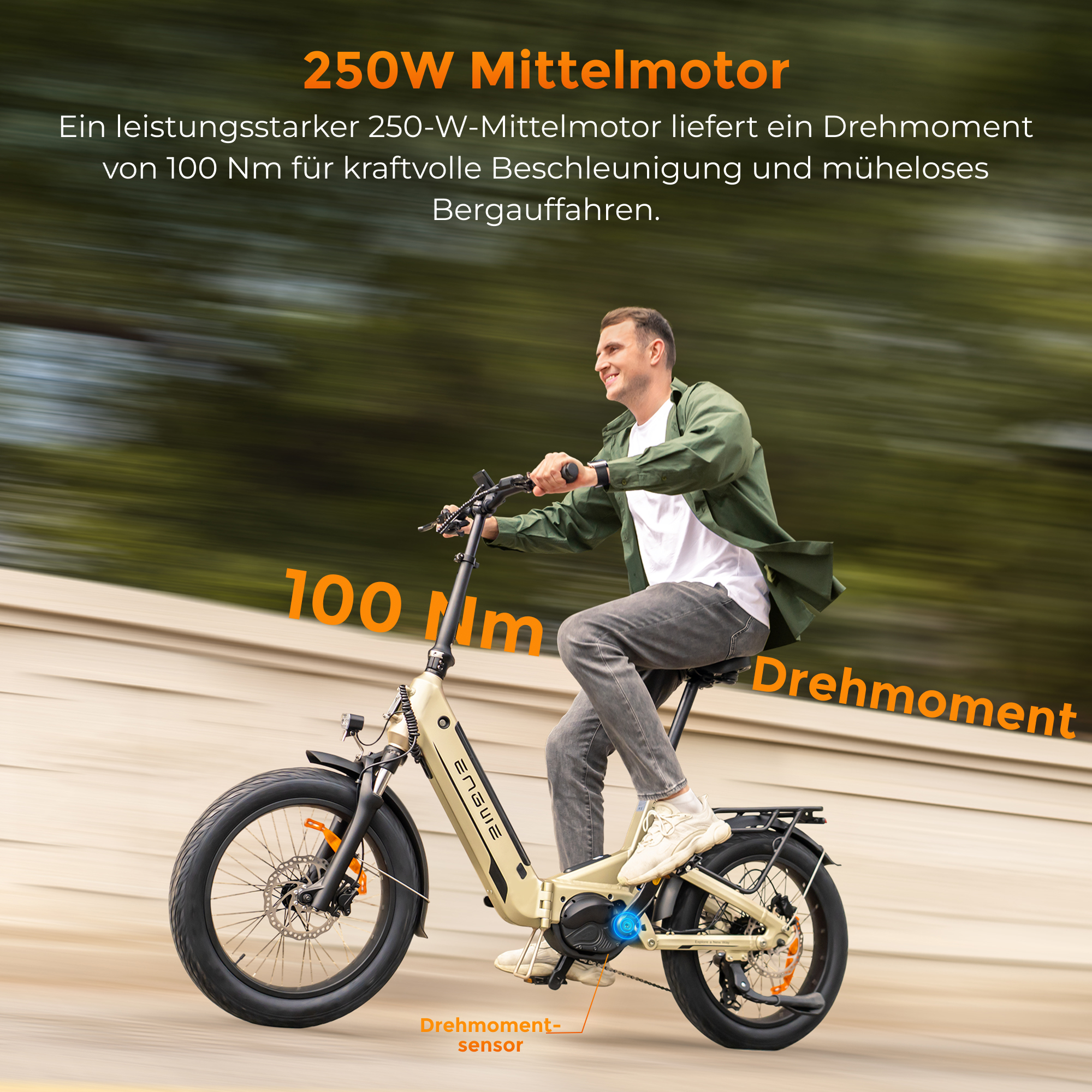 Un uomo guida una bici elettrica. Ha pneumatici neri e telaio beige. Lo sfondo è verde sfocato.