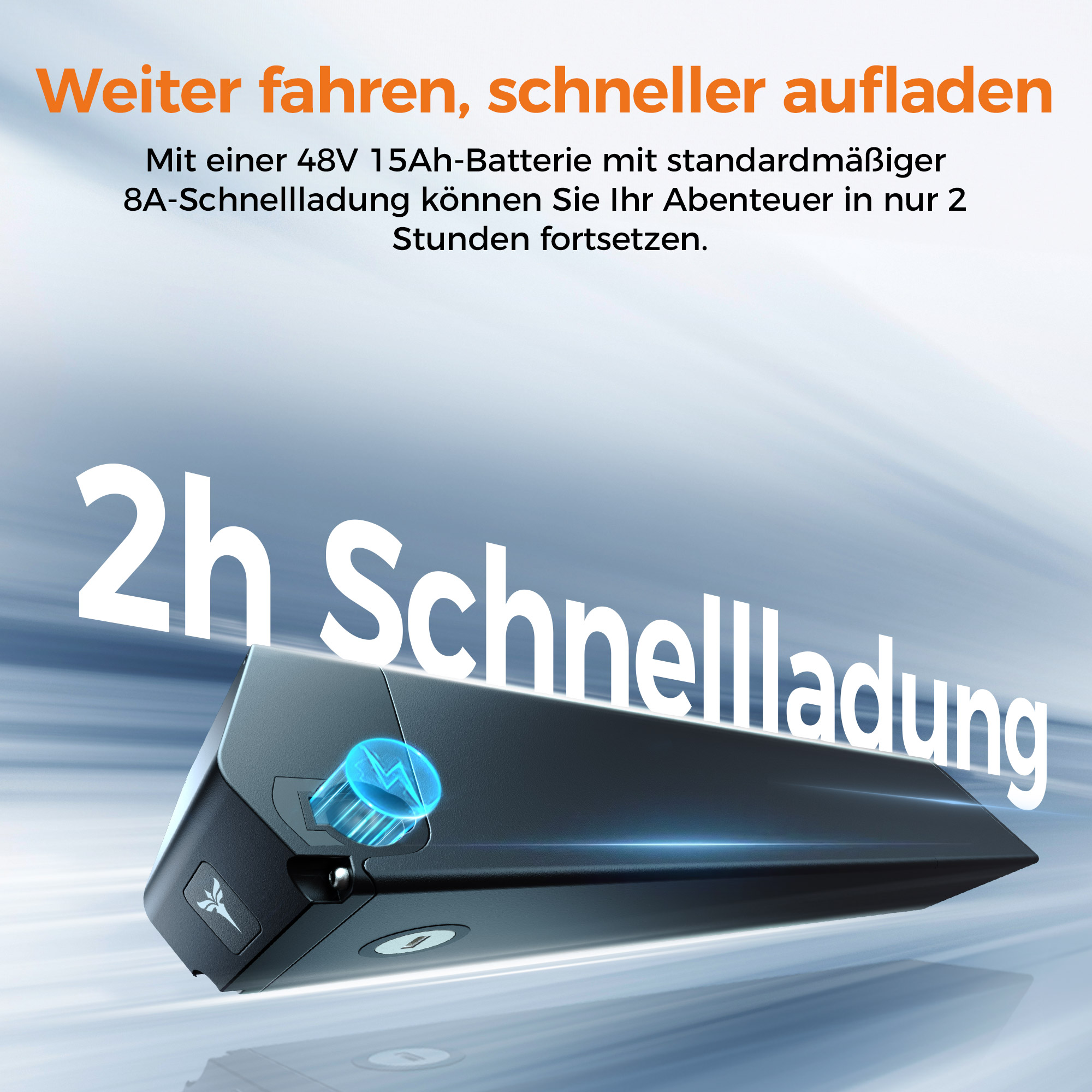 Das Bild zeigt eine schwarze Powerbank mit dem Text '2h Schnellladung'. Oben steht in orangefarbener Schrift 'Weiter fahren, schneller aufladen'.