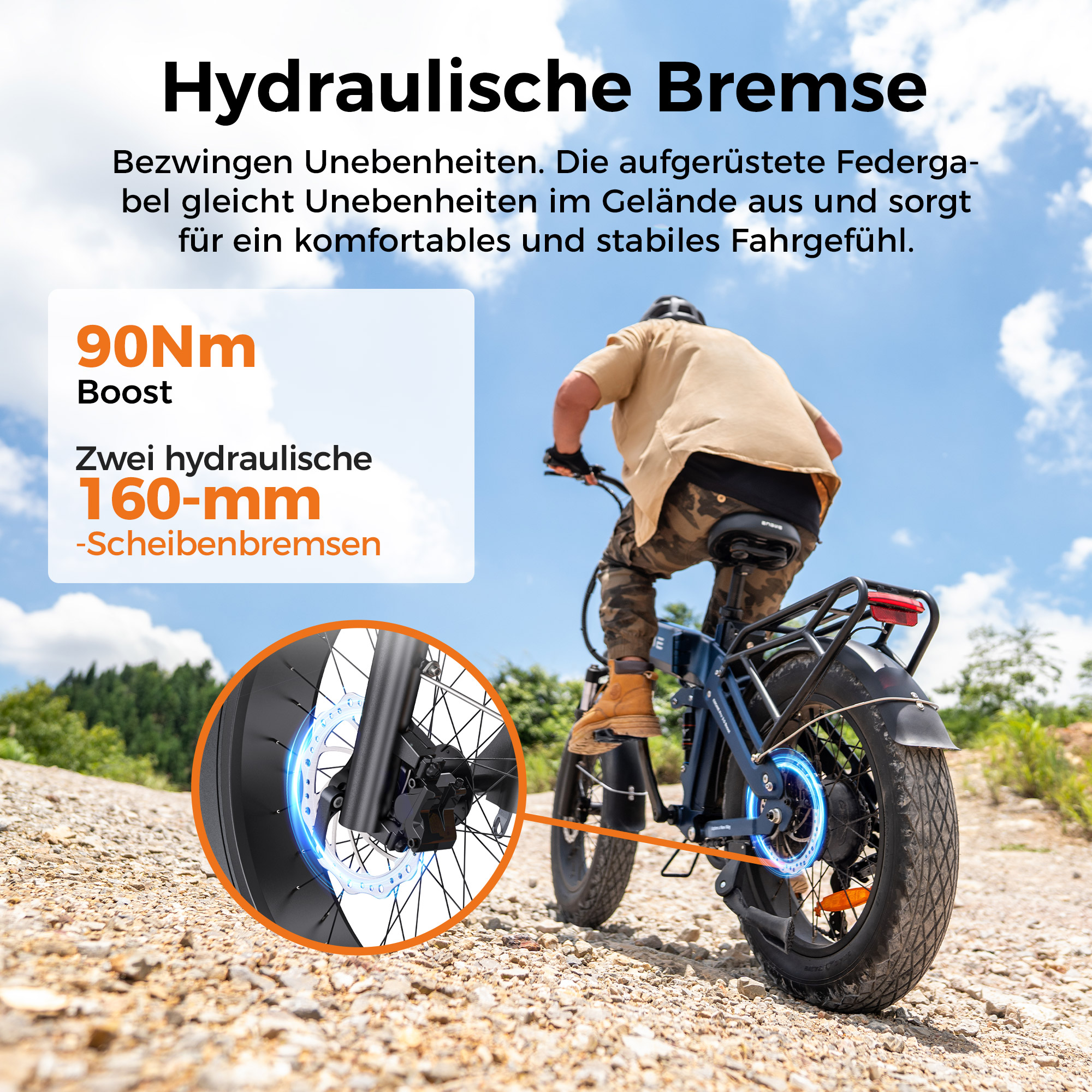 Eine Person fährt mit einem blauen Fahrrad auf einem Schotterweg. Das Fahrrad hat Scheibenbremsen, und es gibt Text über Hydraulikbremsen.
