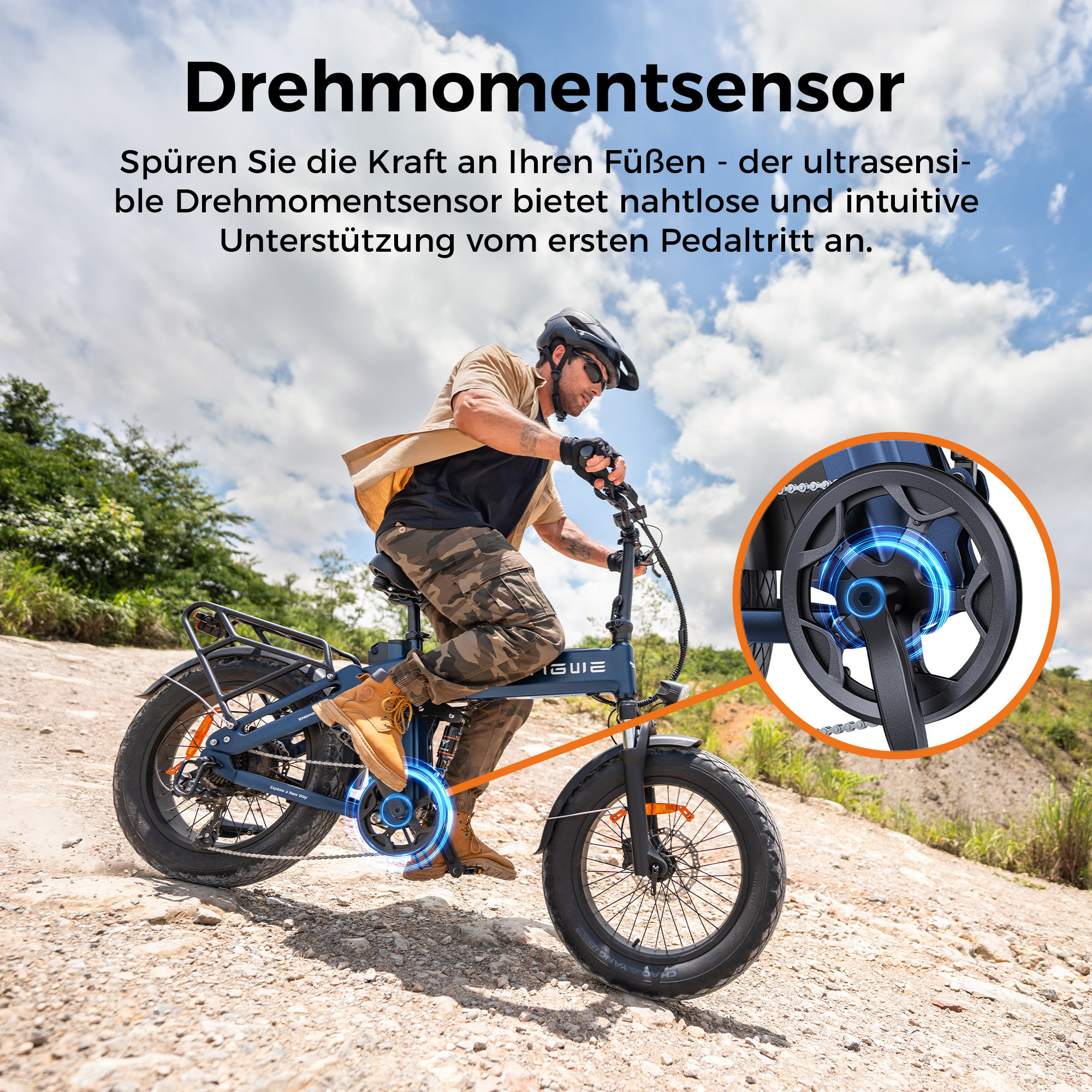 Mann fährt E-Bike auf Feldweg. Das Fahrrad hat einen hervorgehobenen Sensor, blaue Highlights. Himmel und Hügel im Hintergrund.