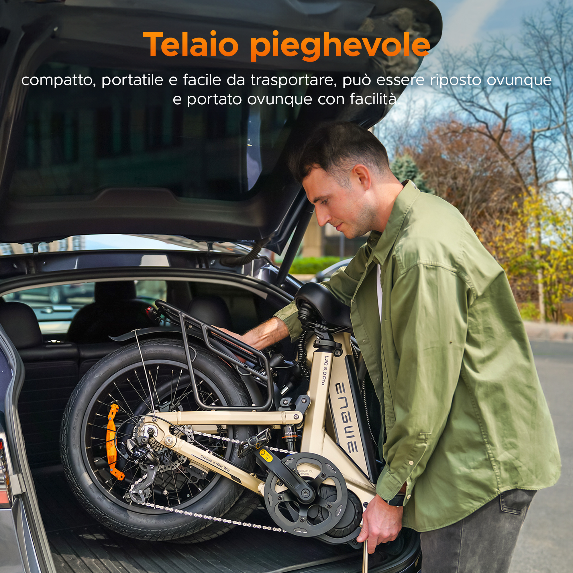 Un uomo carica una bicicletta elettrica beige piegata nel bagagliaio di un'auto. Il testo dice telaio pieghevole, compatto, portatile e facile da trasportare.