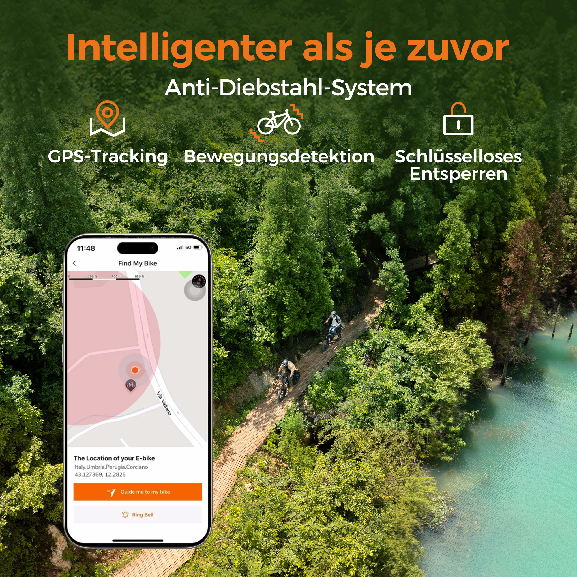 Das Bild zeigt eine Telefon-App zum Auffinden eines E-Bikes mit Karte. Zwei Personen fahren auf einem Holzweg im Wald.