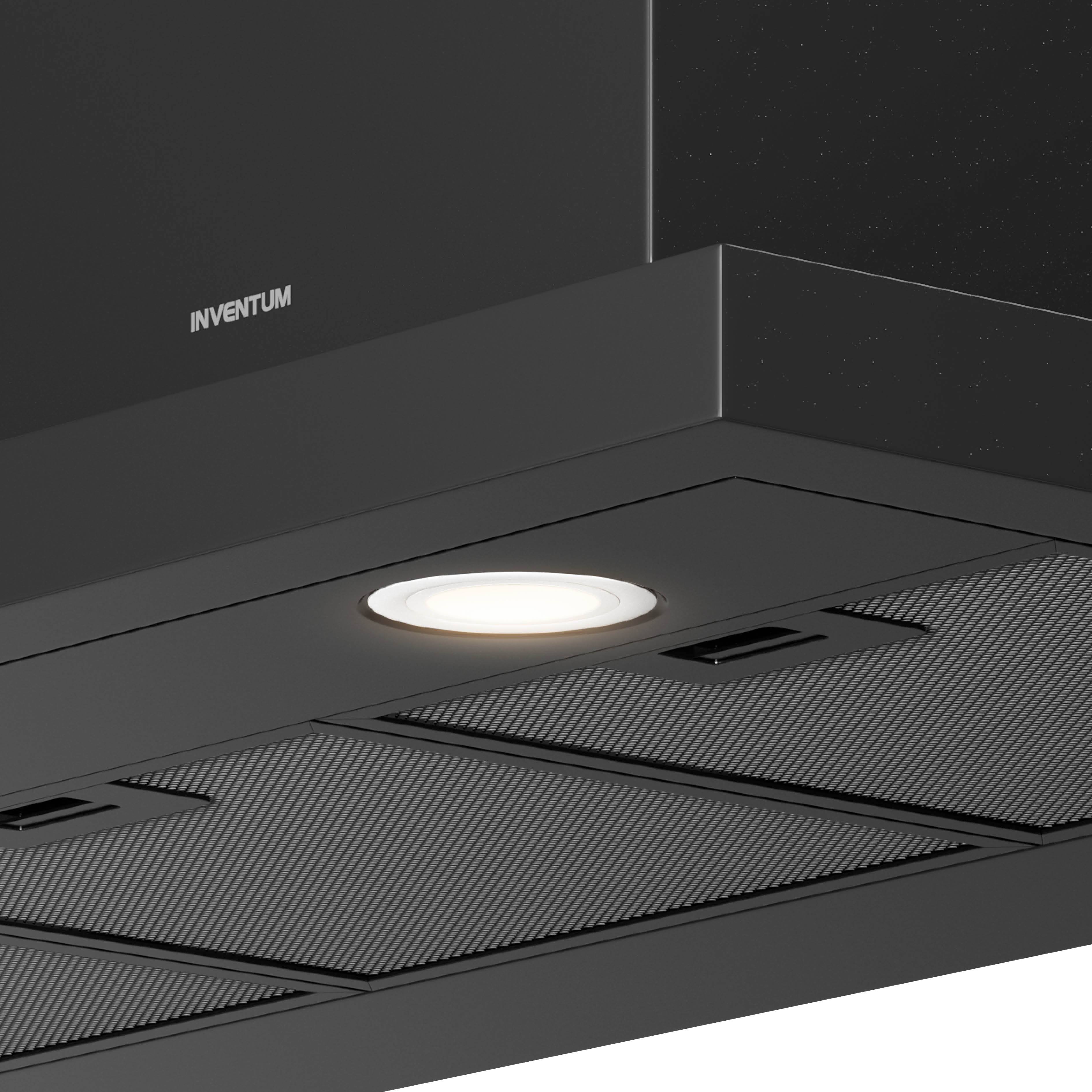 Close-up van een zwarte afzuigkap met het merk INVENTUM. Het heeft een helder licht en mesh filters.