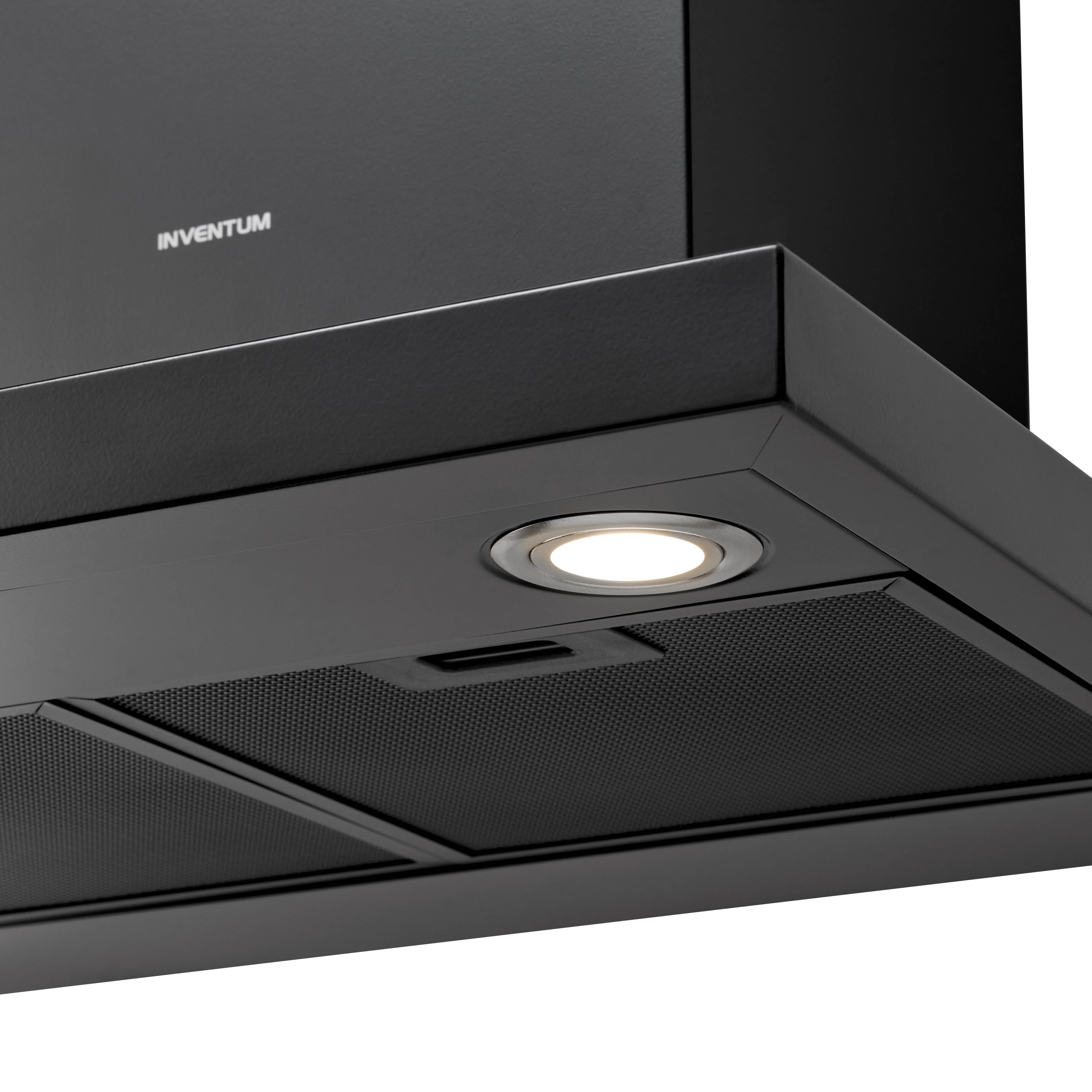 Close-up van een zwarte afzuigkap met licht. De merknaam 'Inventum' is zichtbaar.