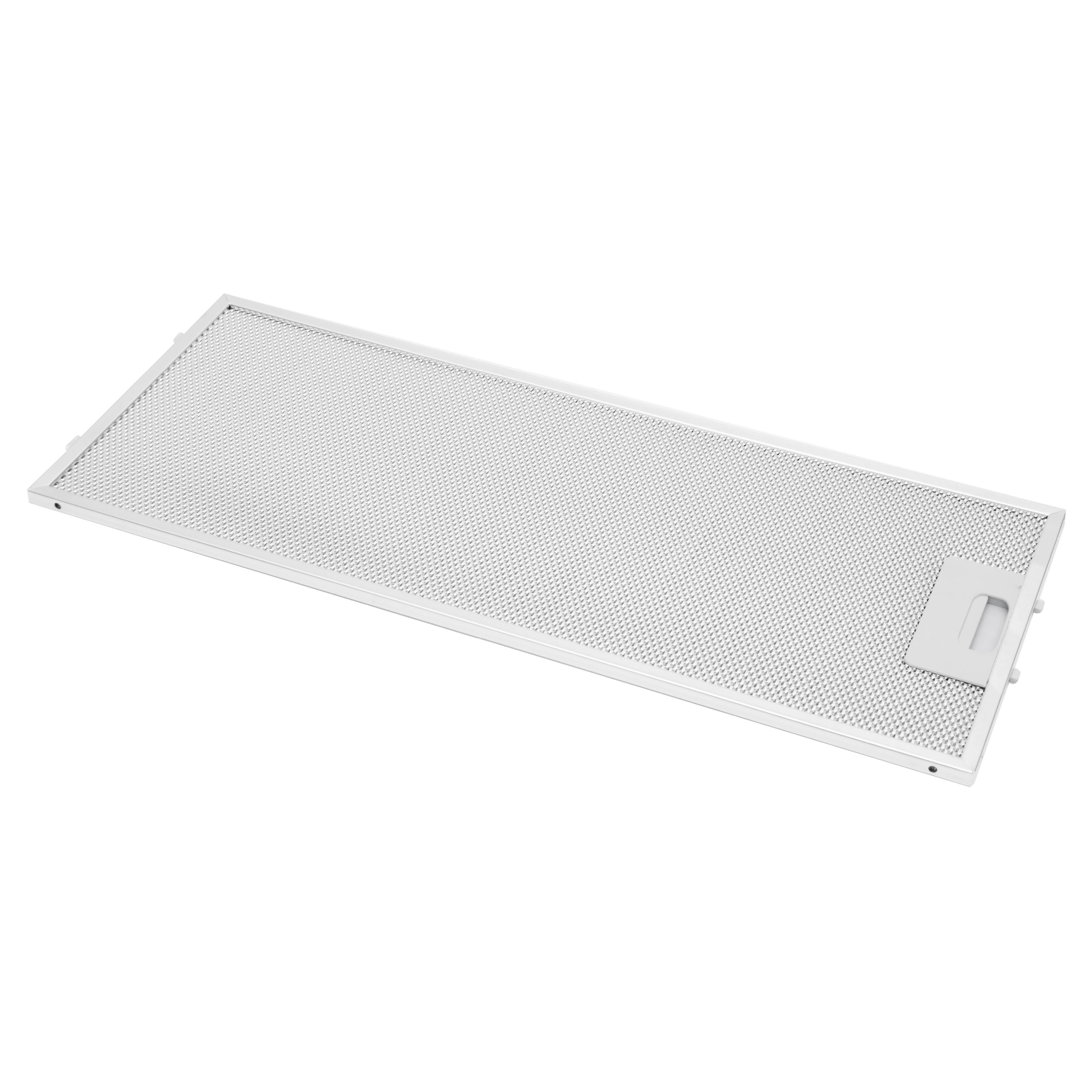 Een rechthoekig, geperforeerd metalen filter voor een afzuigkap, met witte handgreep op witte achtergrond.