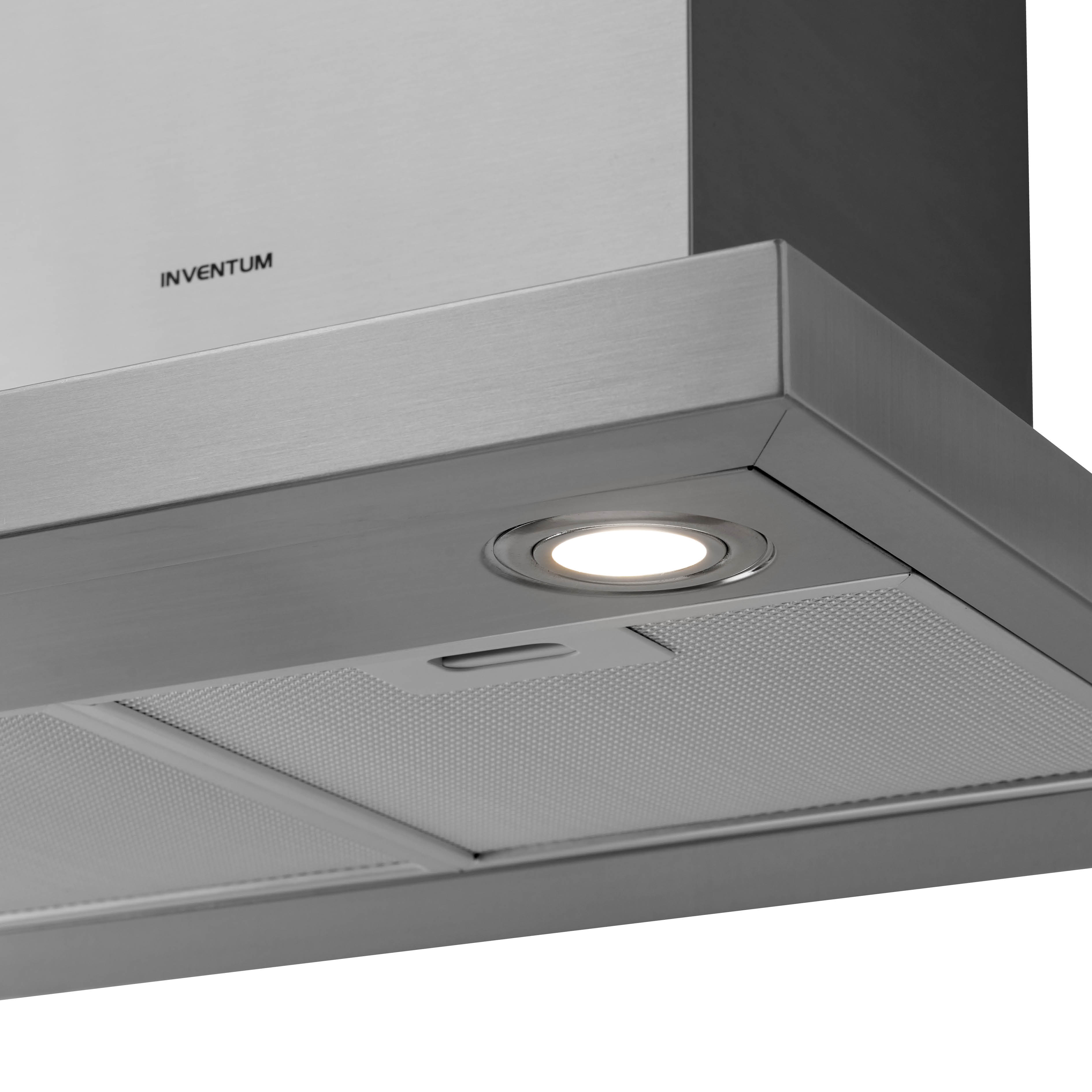 Close-up van een roestvrijstalen afzuigkap met een licht. Het woord 'INVENTUM' is zichtbaar.