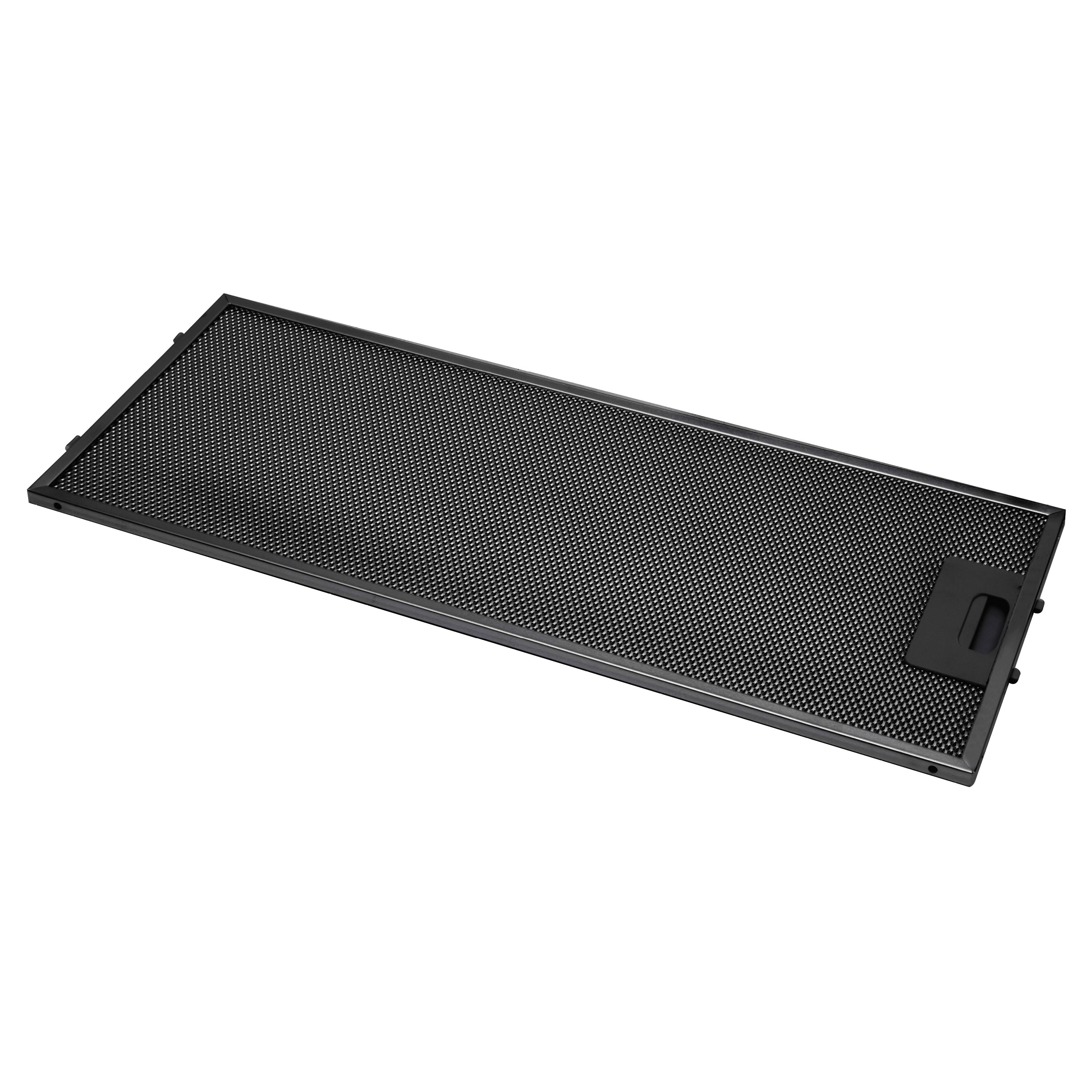 Un filtre de hotte noir. Il a une surface métallique perforée et une poignée noire sur le côté droit.