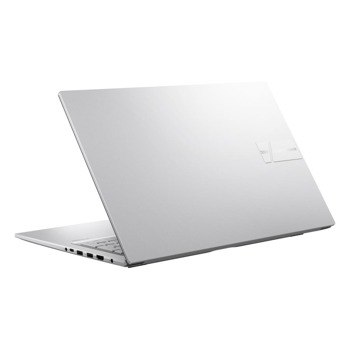 Ein silbernes ASUS Vivobook-Laptop ist angewinkelt geöffnet. Auf der Rückseite ist das Logo zu sehen. Tastatur und Anschlüsse sind sichtbar.