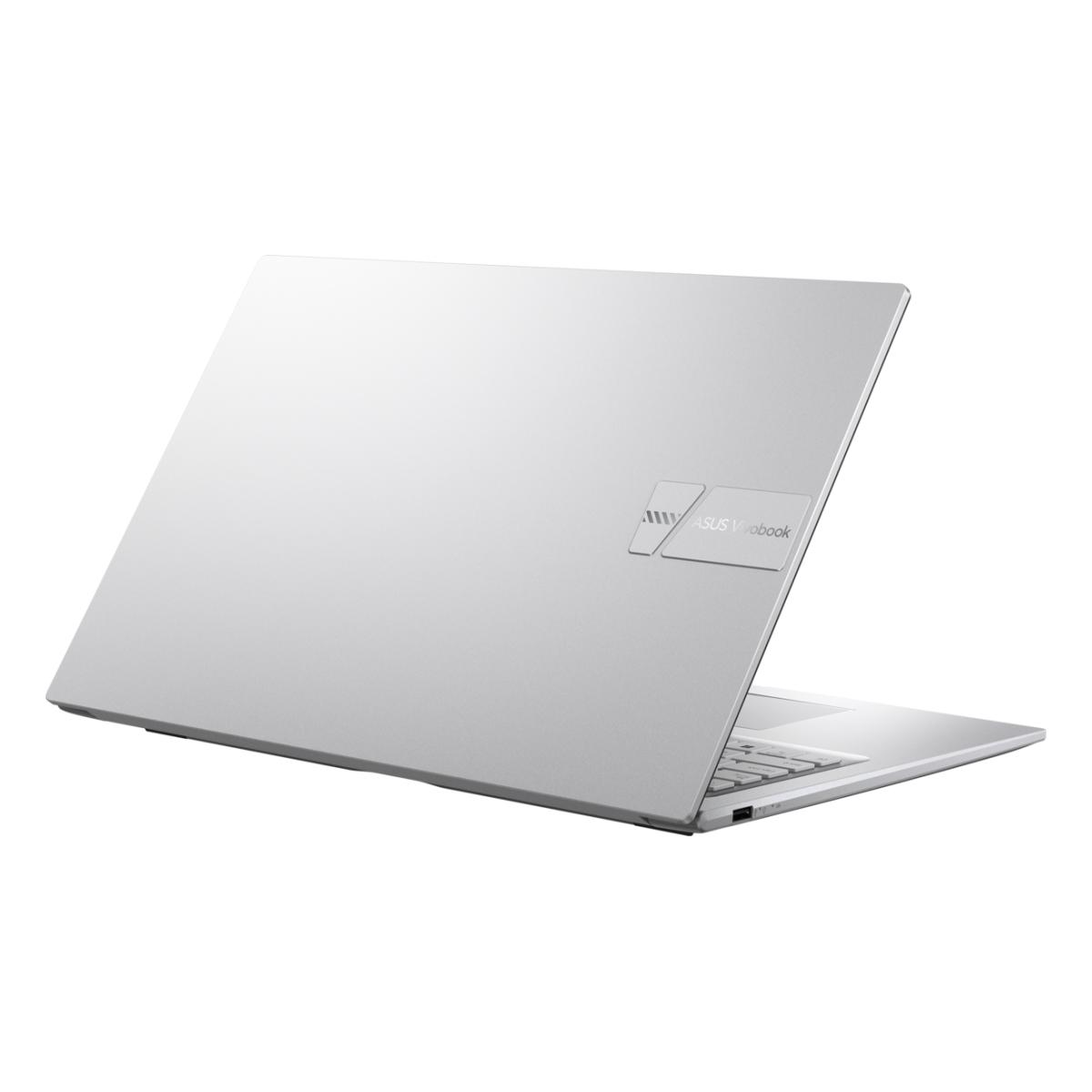 Ein silberner ASUS Vivobook-Laptop wird aus einem Dreiviertelwinkel gezeigt. Der Deckel ist geöffnet und gibt Tastatur und Bildschirmränder frei.