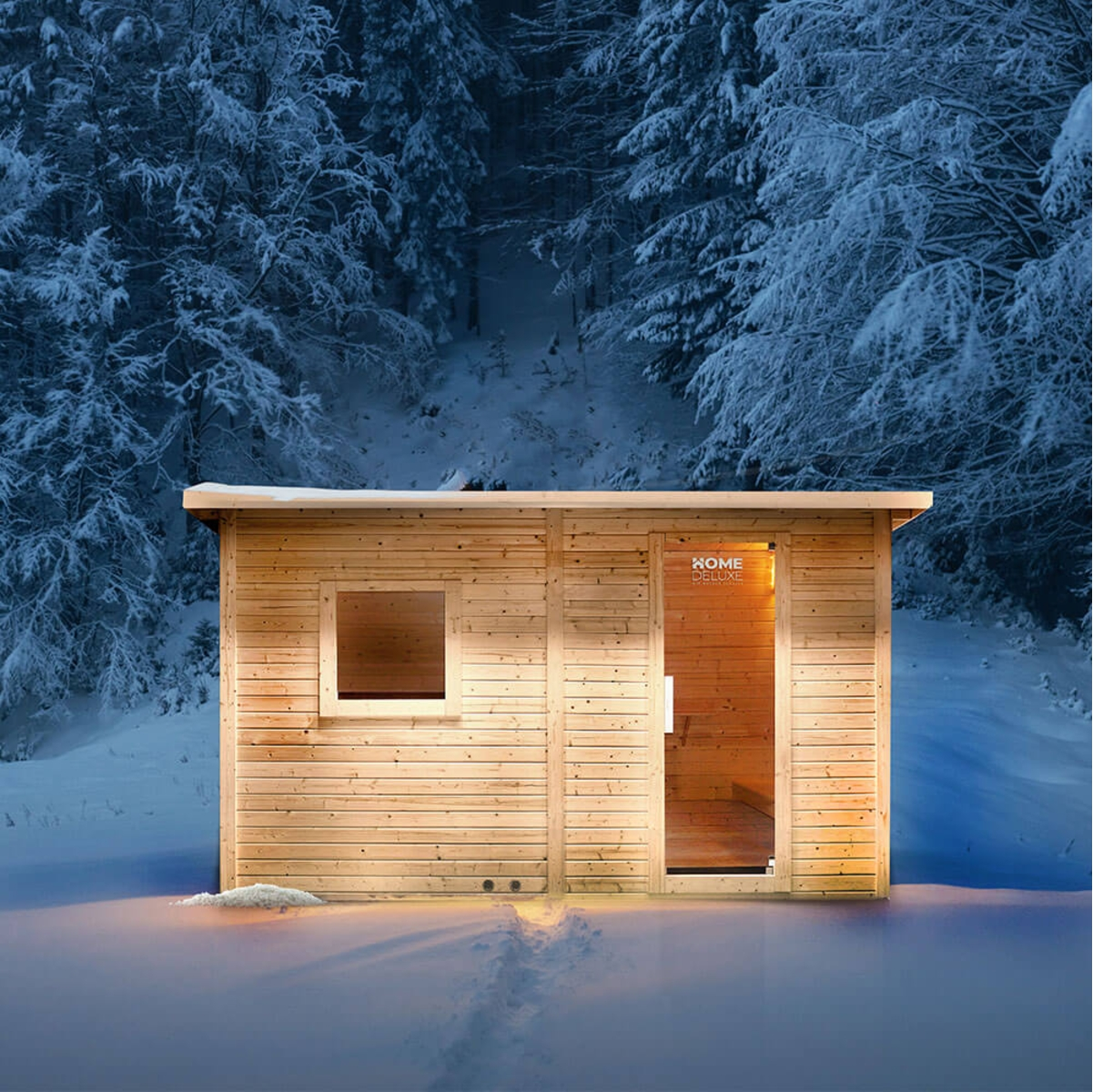 Eine Holzsauna steht in einer verschneiten Landschaft. Schneebedeckte Bäume bilden den Hintergrund. Die Saunatür ist geöffnet und von innen beleuchtet.