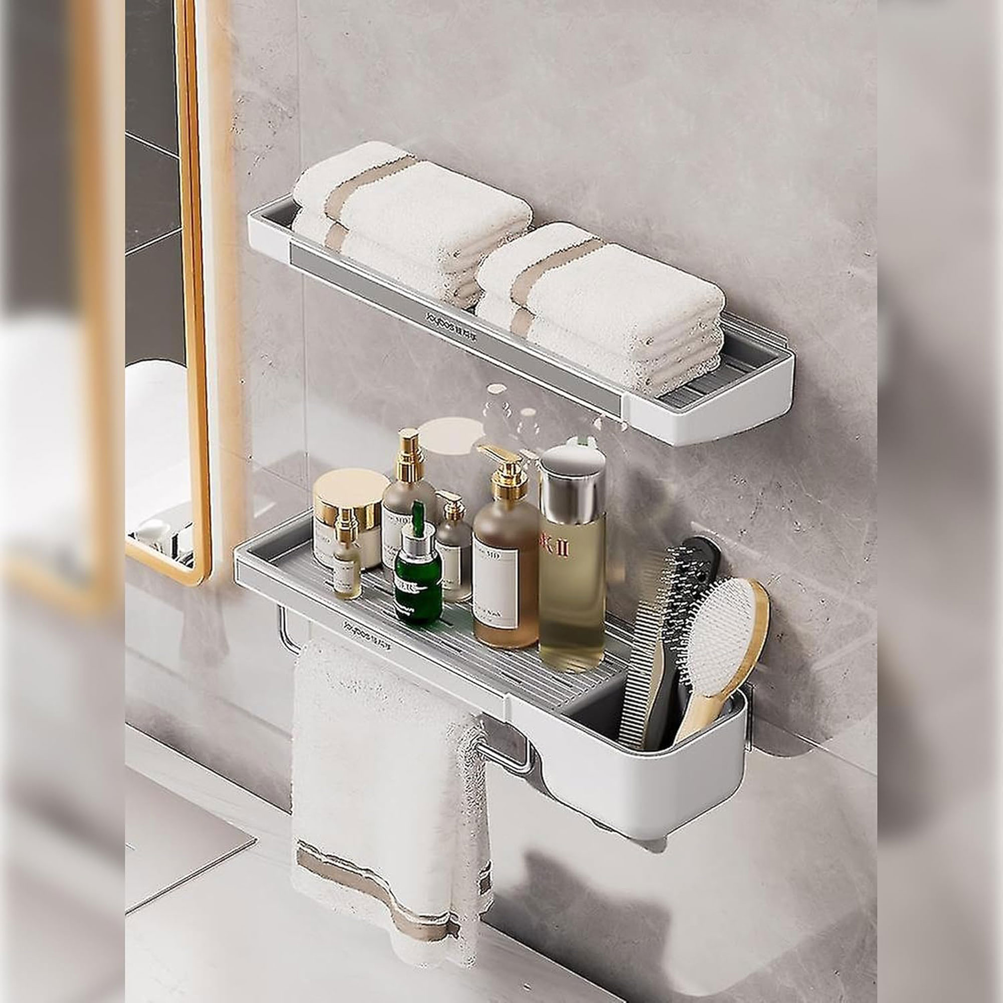 Estante de baño con toallas blancas apiladas, artículos de tocador y cepillos. Un espejo es visible en el fondo.