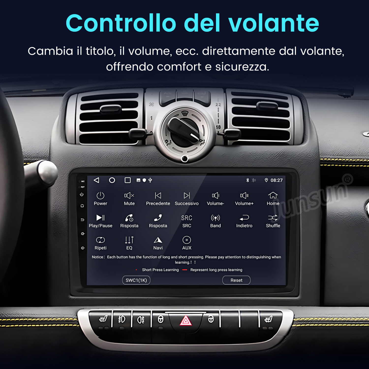 Cruscotto auto con schermo che mostra i comandi. Include pulsanti per volume, muto e navigazione. Il testo è in italiano.