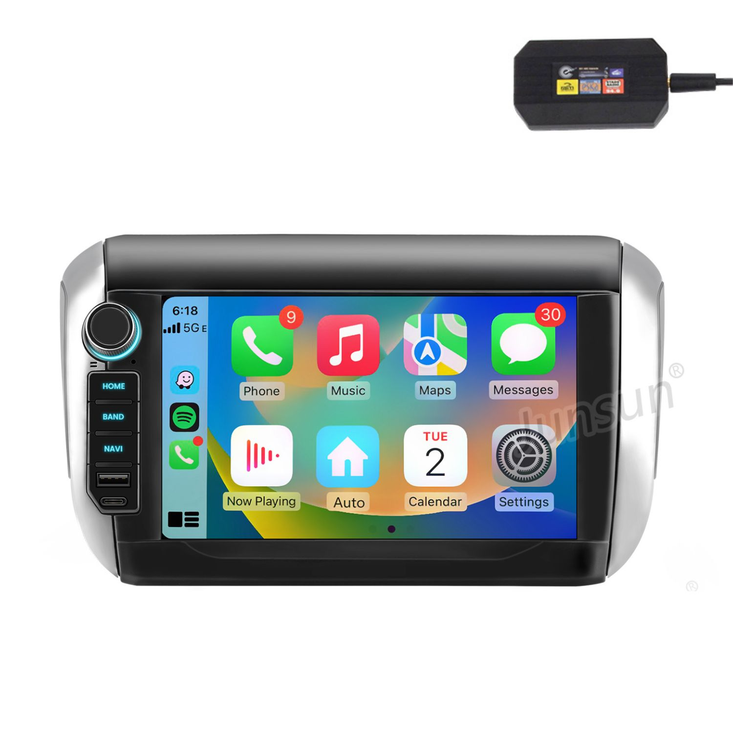 Autoradio con touchscreen che mostra icone di app. Un piccolo dispositivo nero in alto a destra.