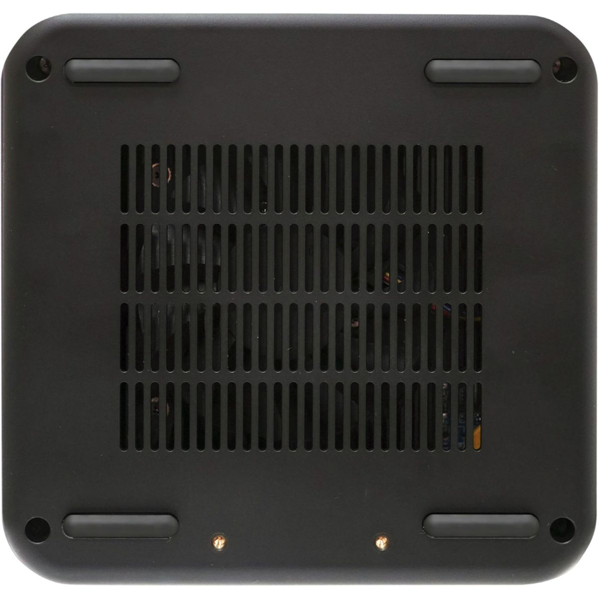 Spód czarnego urządzenia elektronicznego. Posiada szczeliny wentylacyjne, gumowe nóżki i łby śrub. Powierzchnia jest matowa.