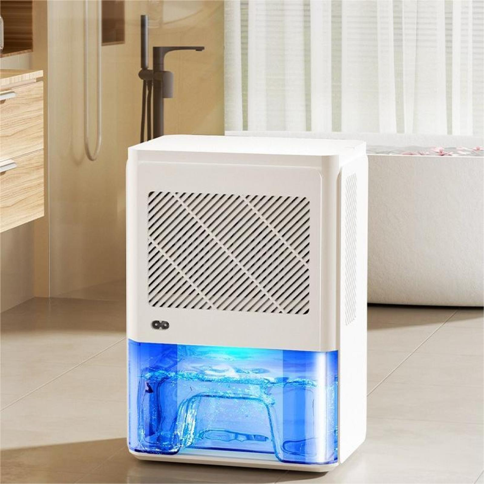 Ein weißer Luftentfeuchter mit blauem Wassertank befindet sich in einem Badezimmer. Im Hintergrund eine Badewanne und Dusche.