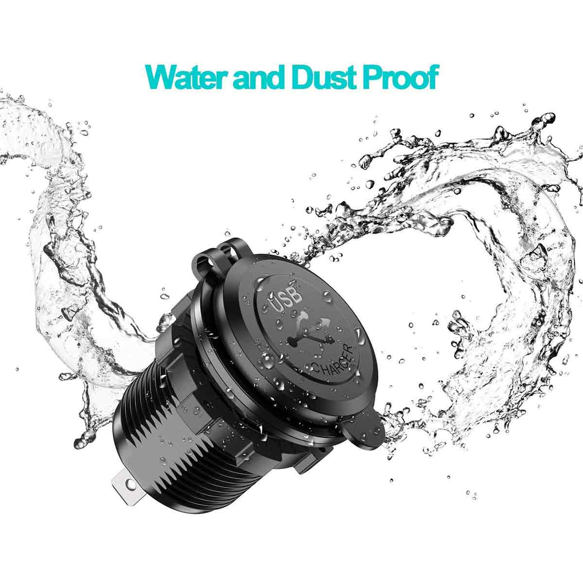 Schwarzes USB-Ladegerät mit Wasserspritzern, weißem Hintergrund und dem Text 'Water and Dust Proof'.