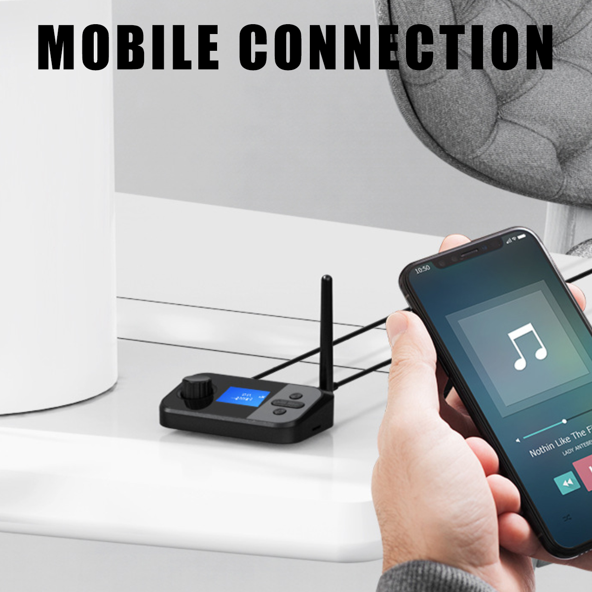 Eine Hand, die ein Telefon mit Musik hält, verbunden mit einem schwarzen Gerät mit Antenne auf weißer Oberfläche. Text: MOBILE CONNECTION.