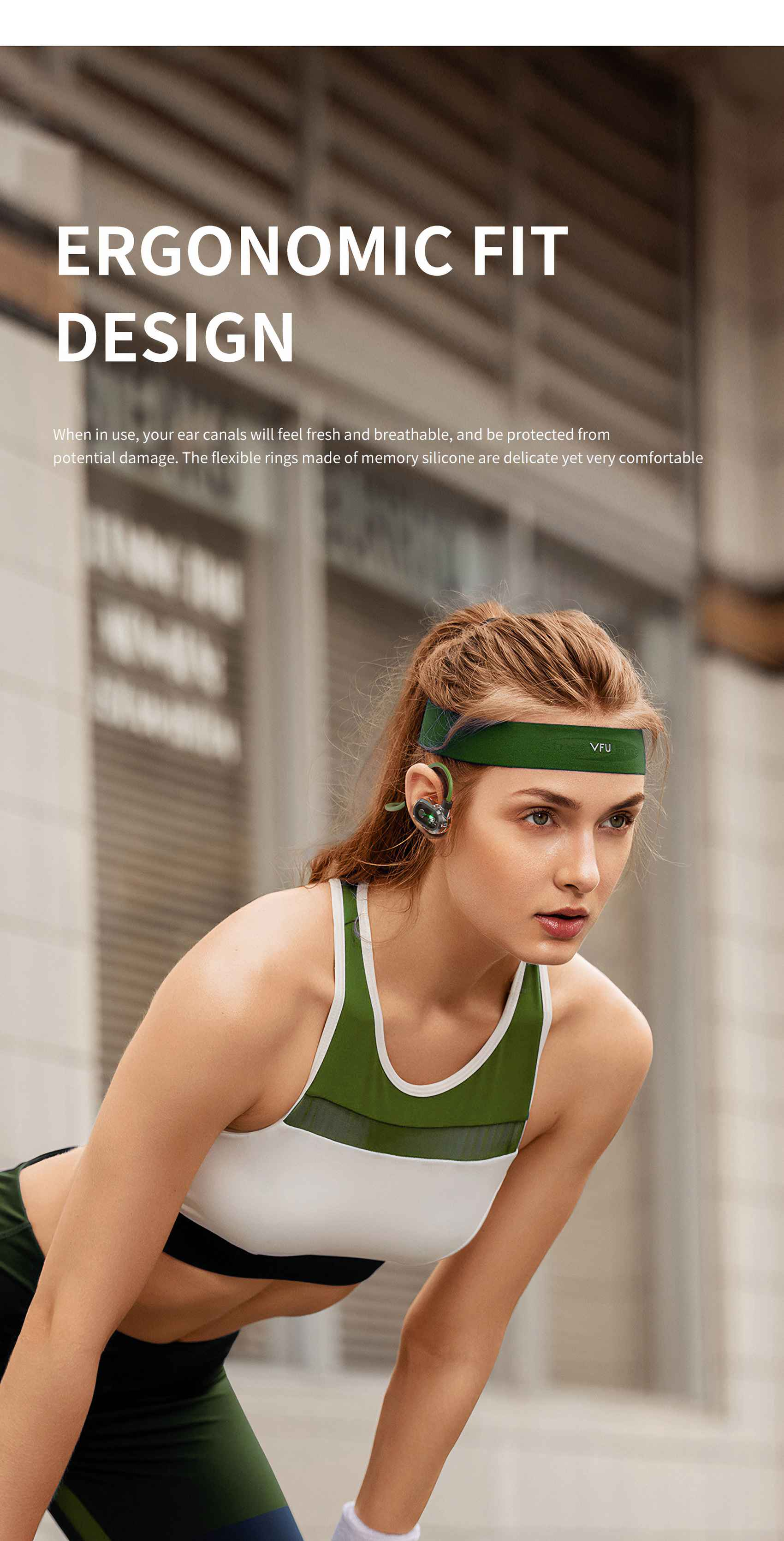 Eine Frau mit grünem Stirnband und Sport-BH, die Ohrhörer benutzt. Der Text lautet „ERGONOMIC FIT DESIGN“.