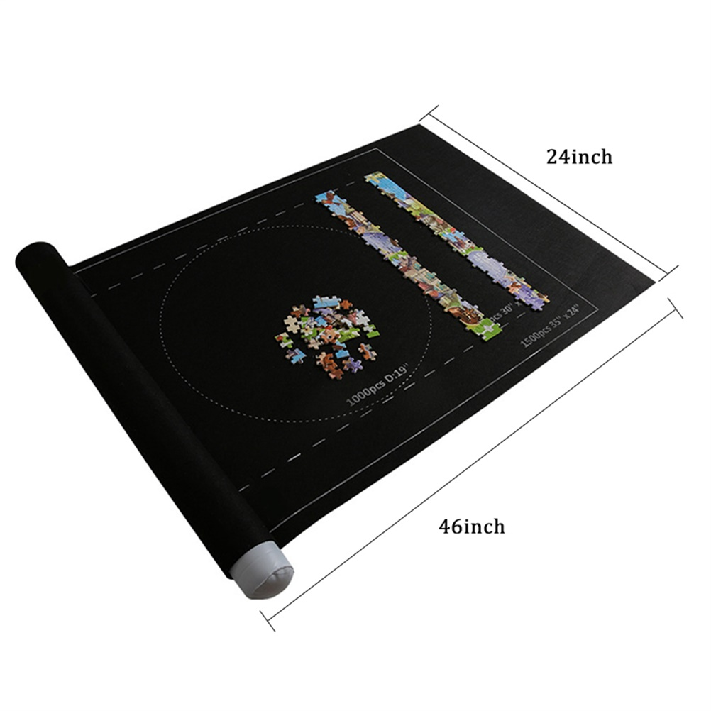 Eine schwarze Puzzlematte mit teilweise zusammengesetzten Puzzles. Gerollter Teil links. Maße in Zoll sind markiert.