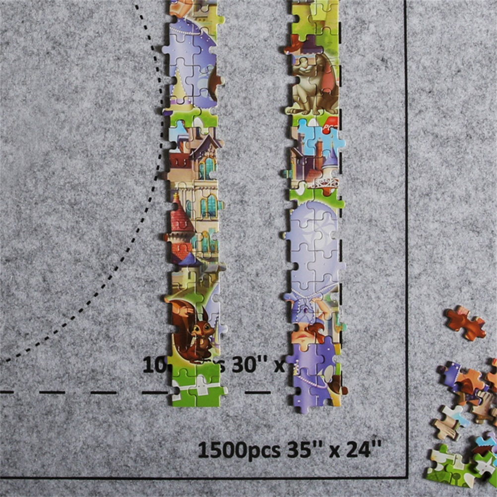 Zwei vertikale Reihen eines farbenfrohen Puzzles sind teilweise auf einer grauen Filzmatte zusammengesetzt, mit verstreuten losen Teilen.