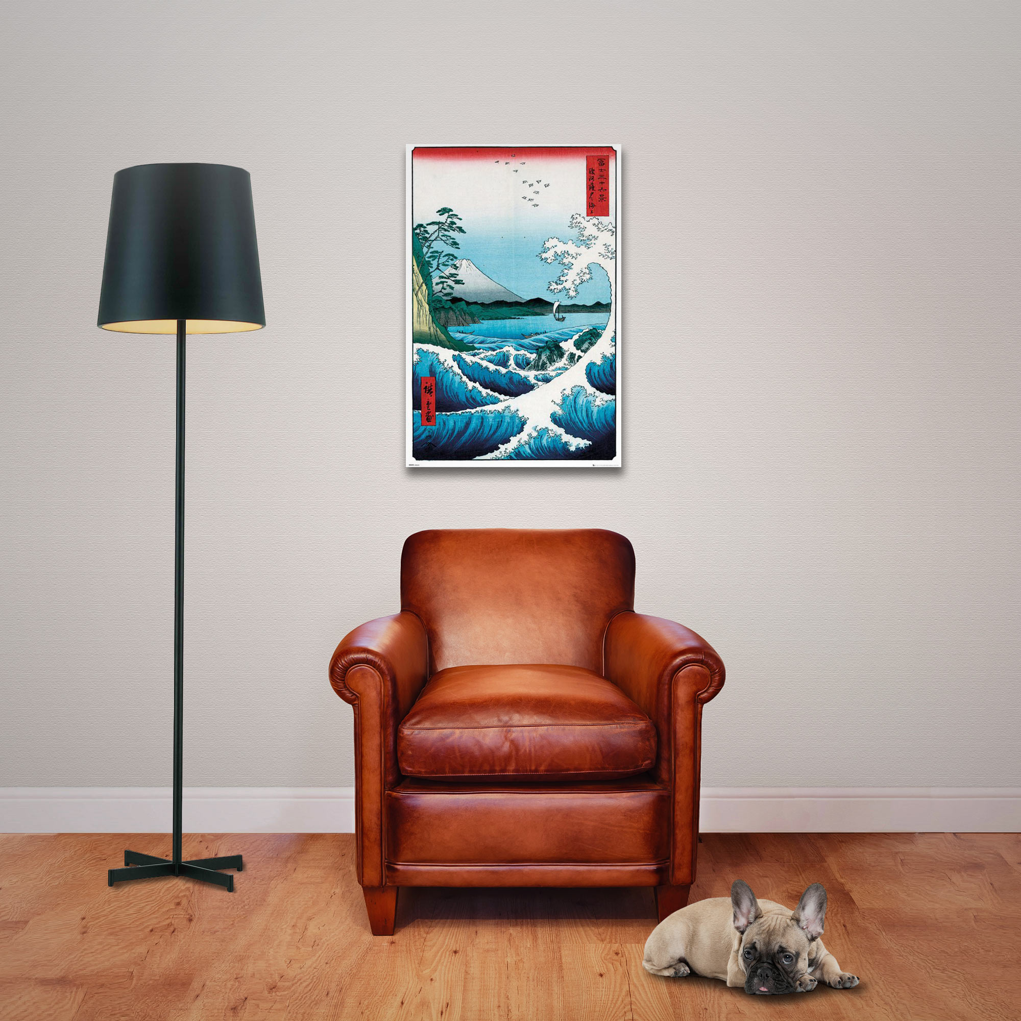 Raumszene mit einem Wellenbild, braunem Ledersessel, Stehlampe und einem Hund, der auf dem Holzboden liegt.