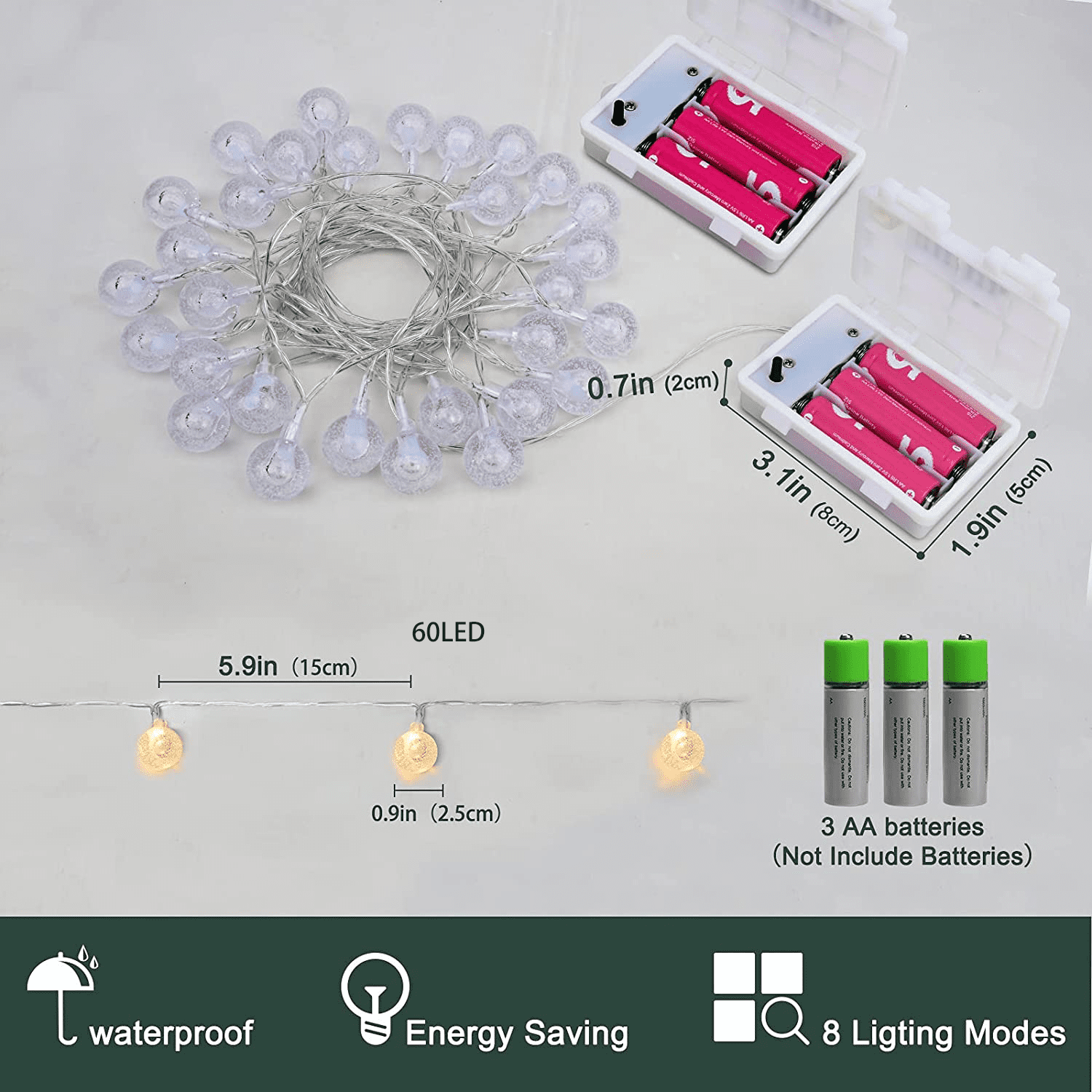 Eine Lichterkette mit klaren Kugellampen, Batteriefächer mit rosa Batterien und AA-Batterien, sowie Textbeschriftungen für Funktionen.