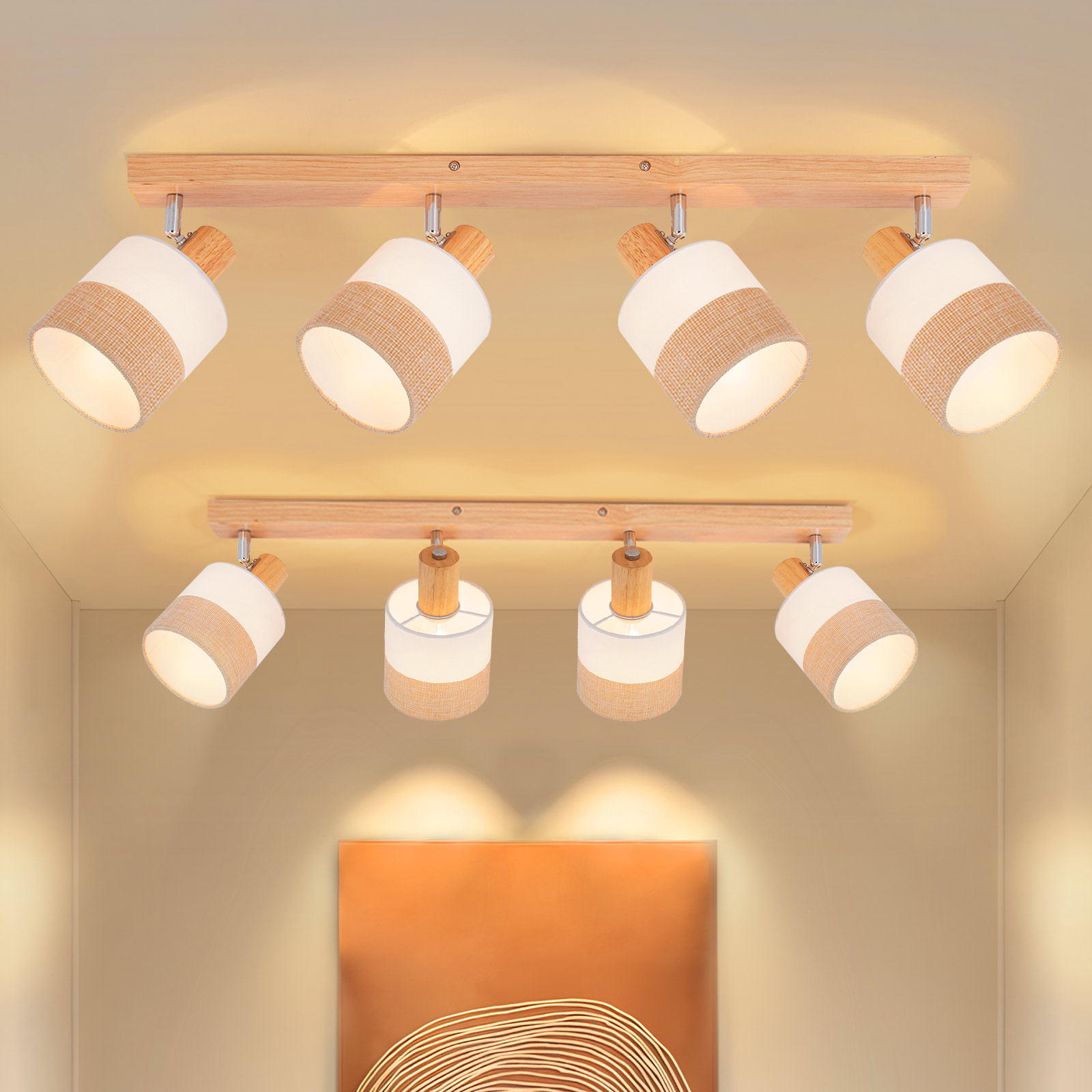 Lampy sufitowe z drewnianymi belkami. Każda lampa ma biały klosz z beżowym paskiem. Obraz wisi poniżej.