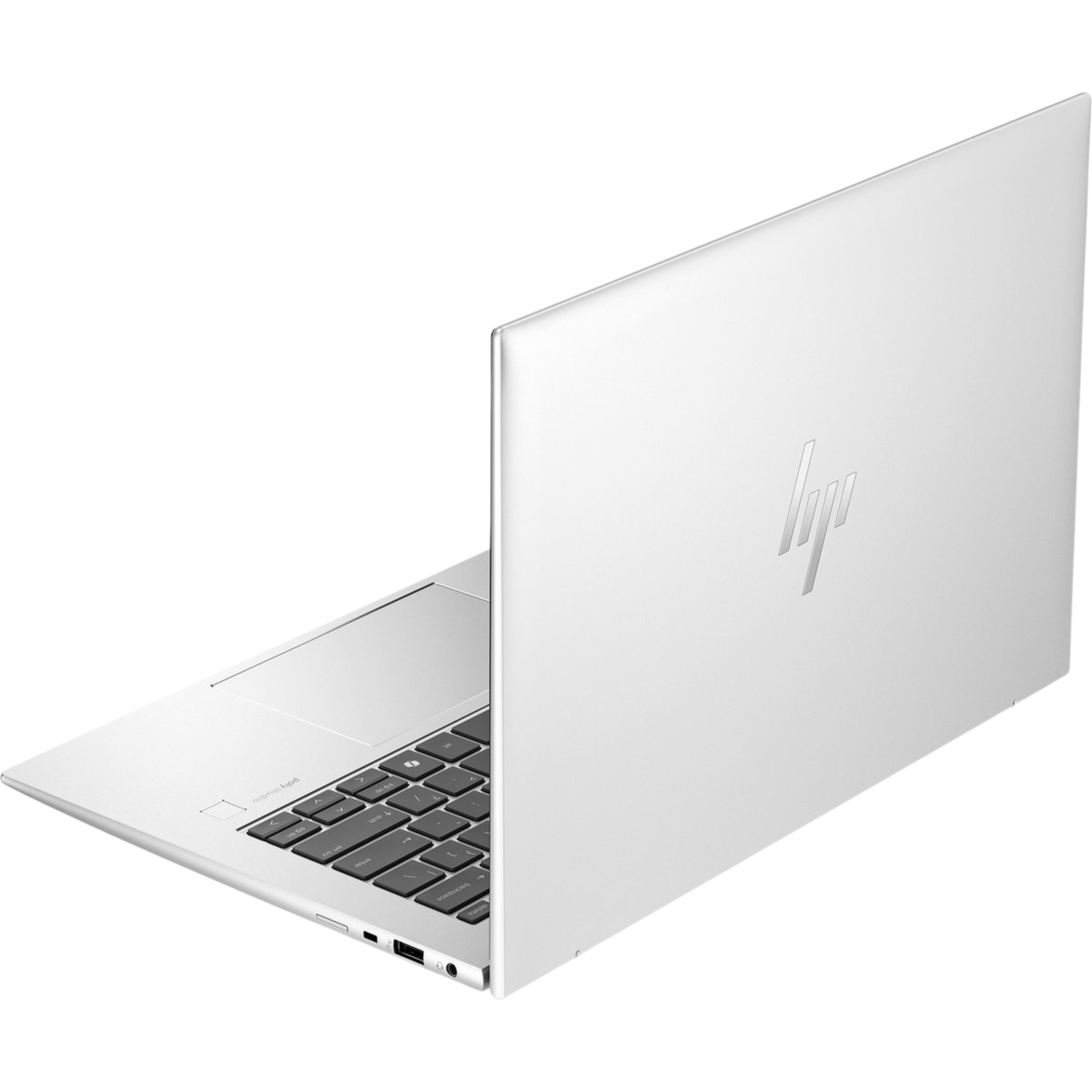 Een zilveren laptop is open. Toetsenbord en touchpad zijn zichtbaar. Het HP-logo staat op het gesloten deksel.