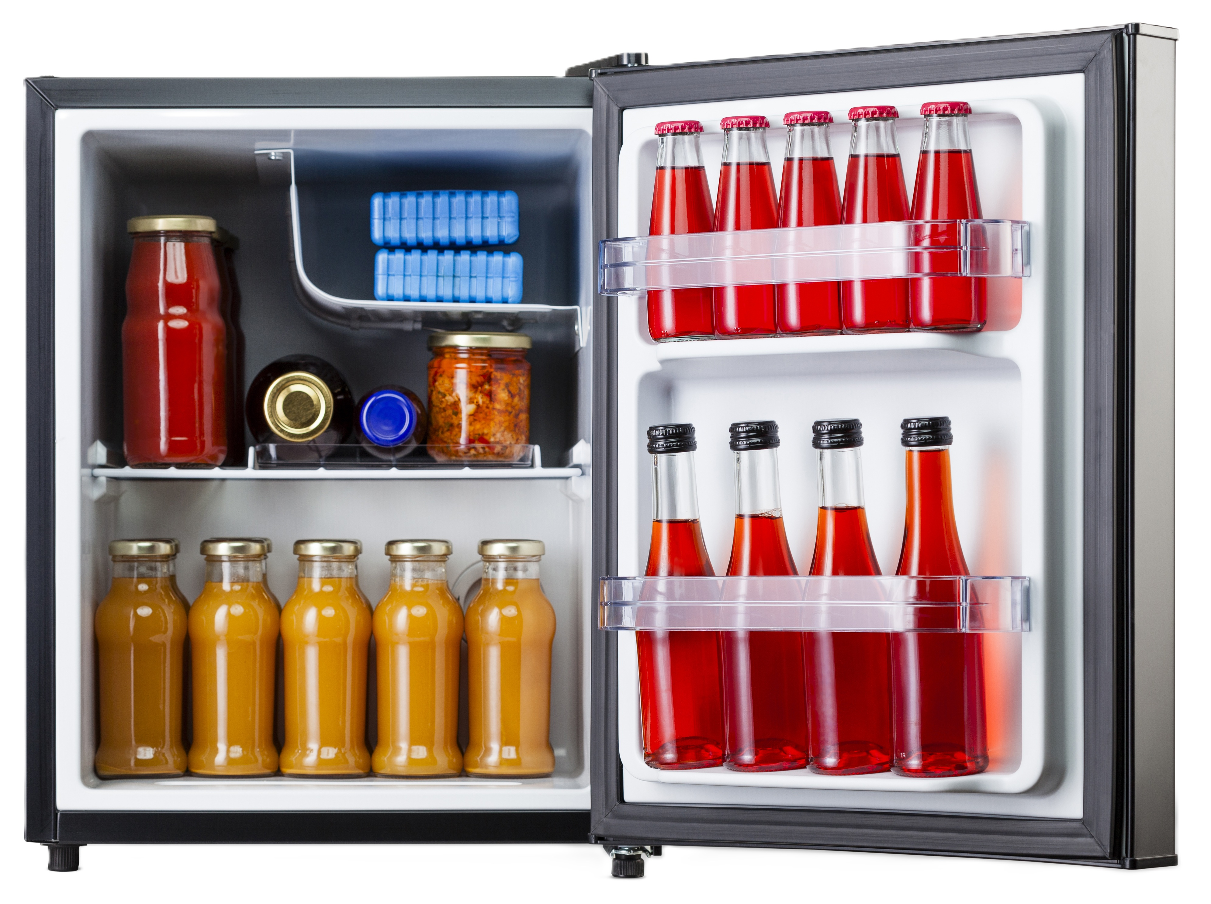 Mini frigo aperto, pieno di bevande: bottiglie rosse, bottiglie arancioni e barattoli di cibo. Pacchi di ghiaccio blu sopra.