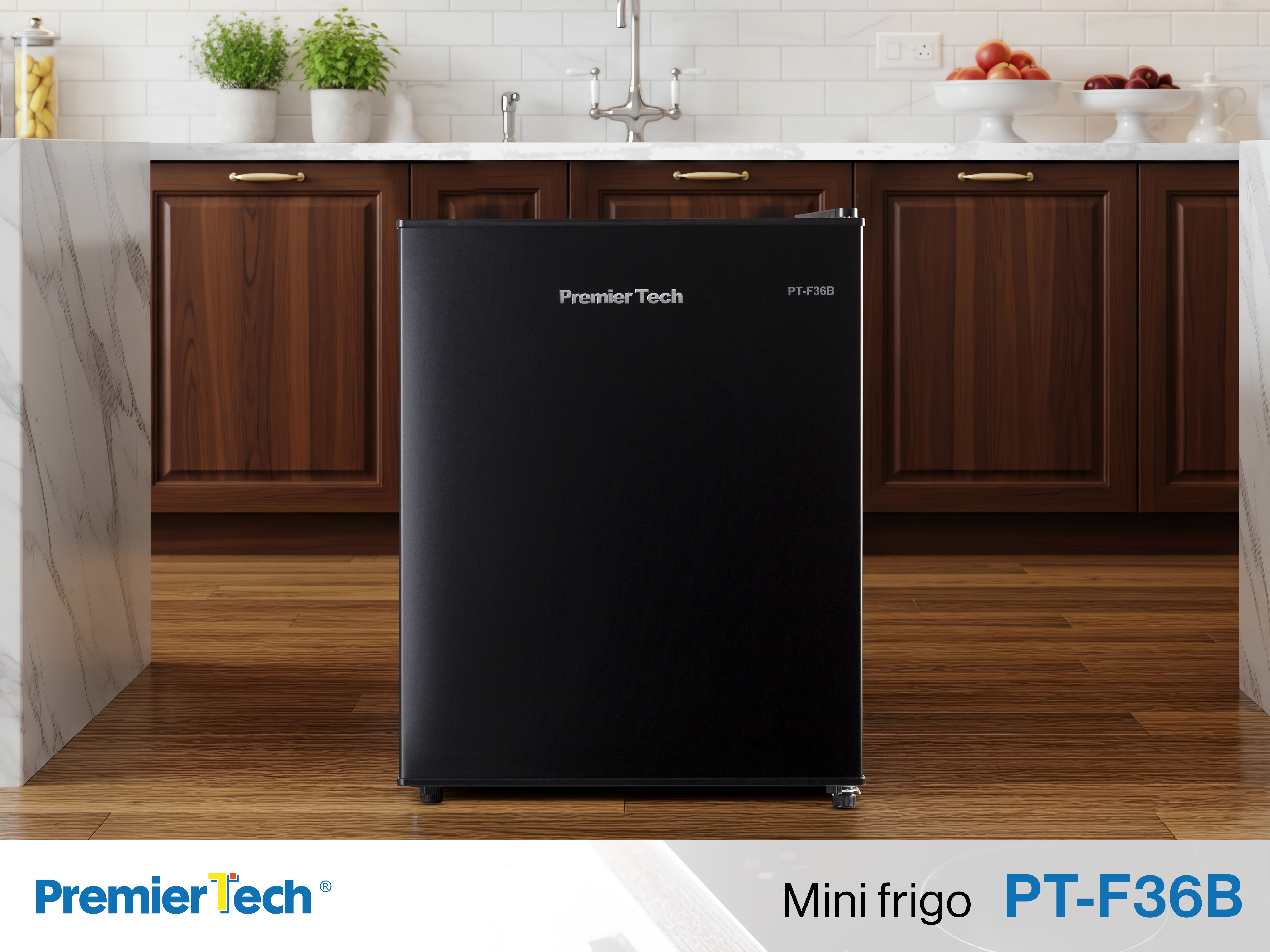 Un mini frigo nero è al centro di una cucina. Premier Tech è il marchio. Il modello è PT-F36B.