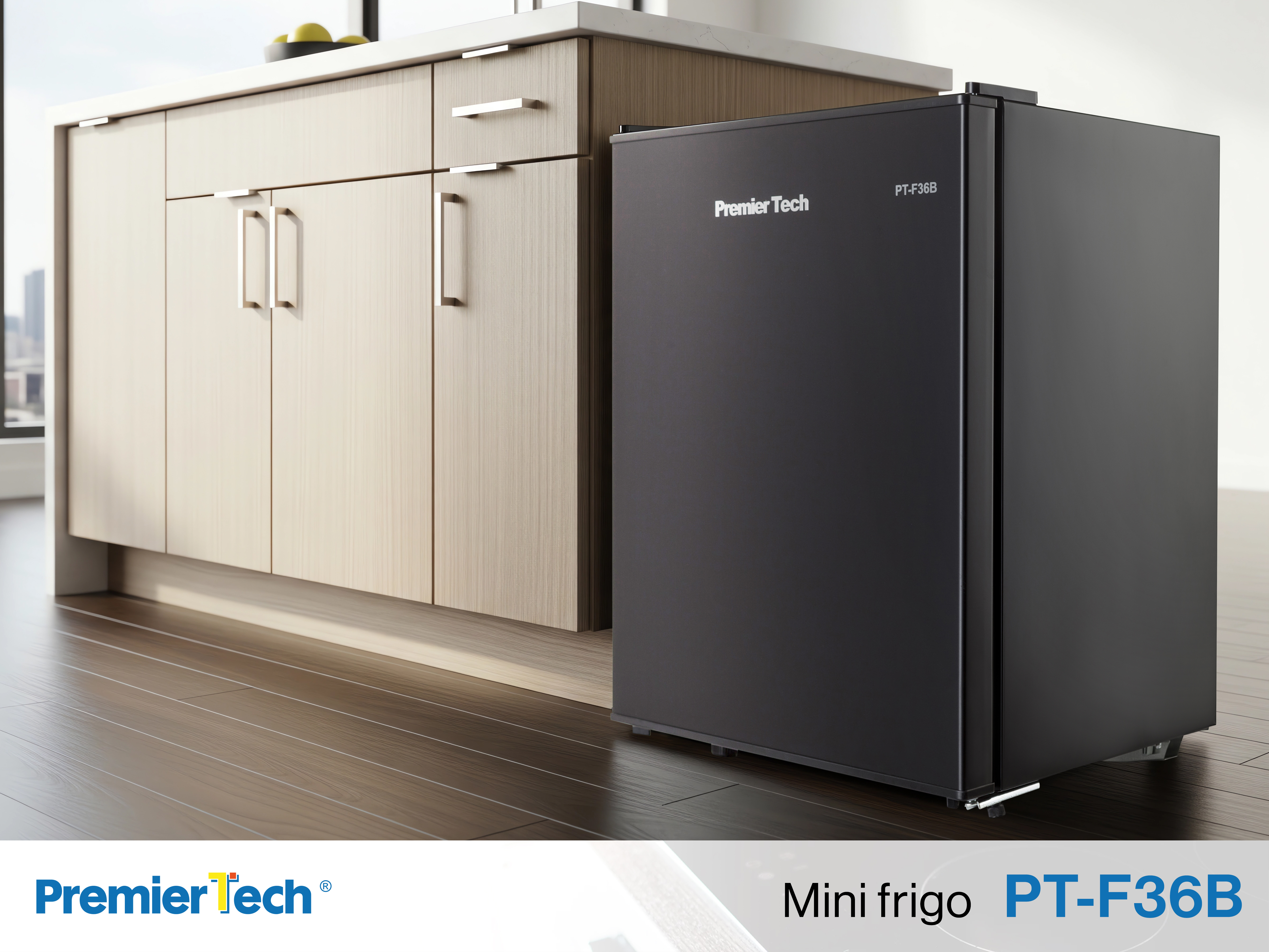 Un mini-frigorifero nero è su un pavimento di legno vicino a un mobile beige. Il frigorifero ha il marchio Premier Tech.