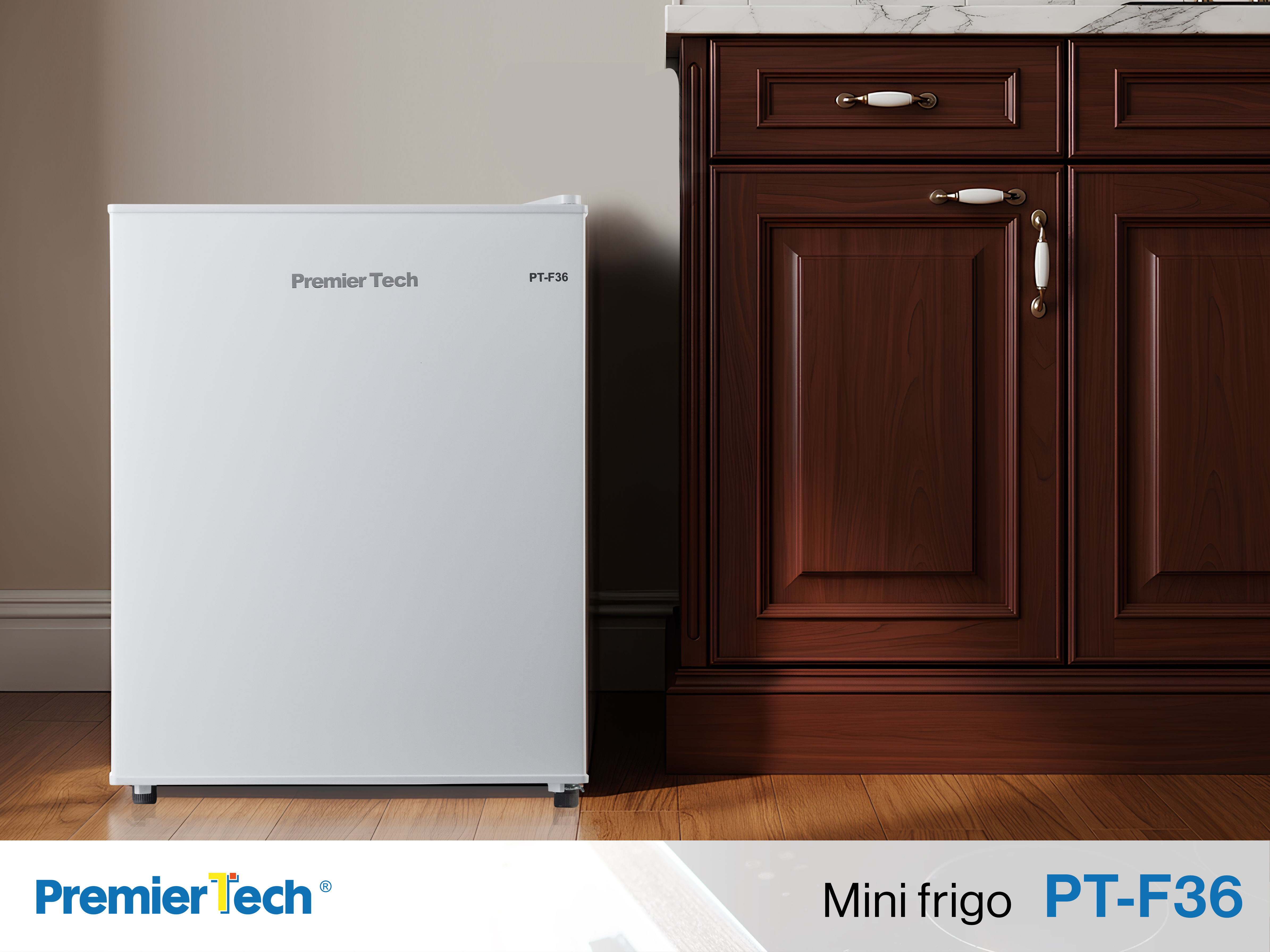 Un mini-frigorifero bianco con l'etichetta 'Premier Tech PT-F36' è vicino a un mobile in legno scuro. Il pavimento è in legno.