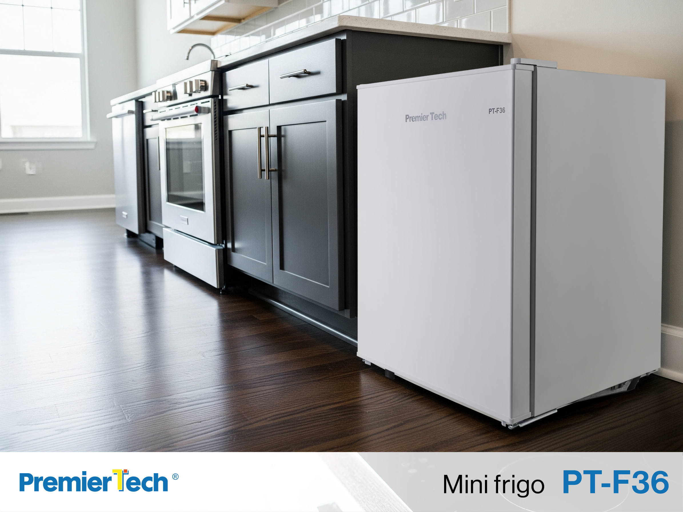 Un mini-frigorifero bianco (PT-F36) è in una cucina vicino a mobili e un forno. Il pavimento è in legno scuro.