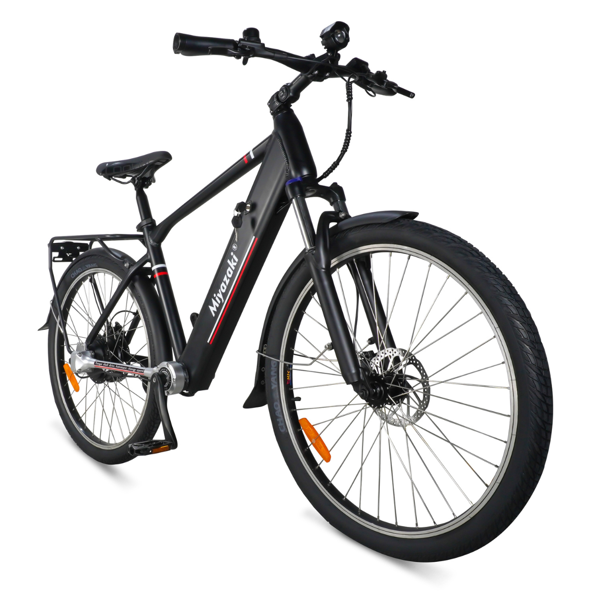 Czarny rower elektryczny Miyazaki. Posiada przedni reflektor, hamulce tarczowe i tylny bagażnik na białym tle.