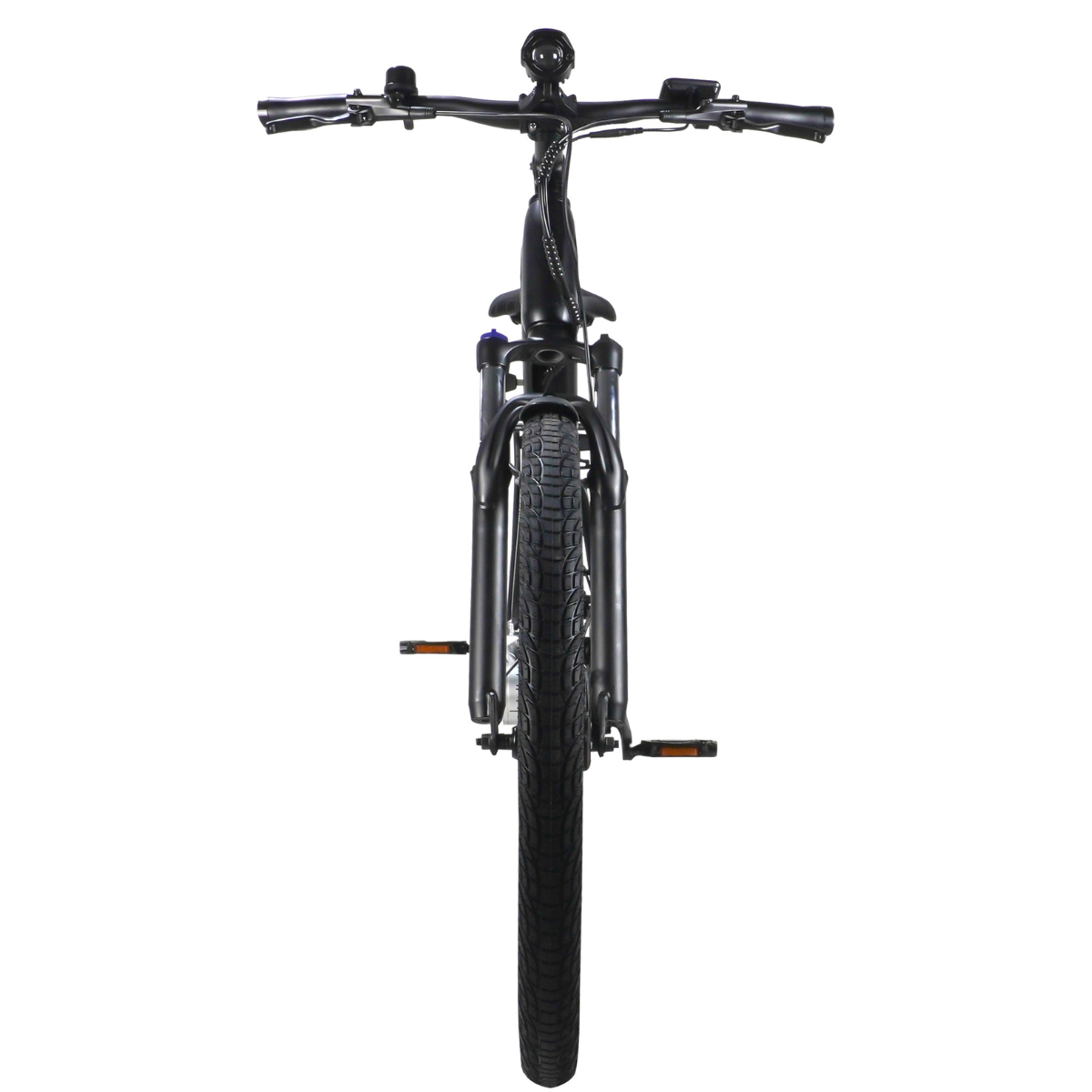 Czarny rower elektryczny, widok z przodu. Ma reflektor, kierownicę i pedały. Tło jest białe.