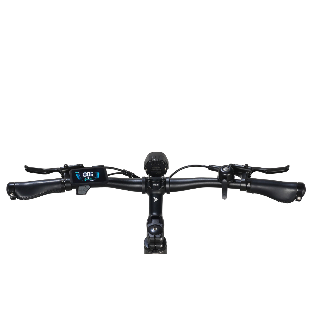 Zbliżenie kierownicy roweru z wyświetlaczem, światłami i dźwigniami hamulca. Tło jest białe.